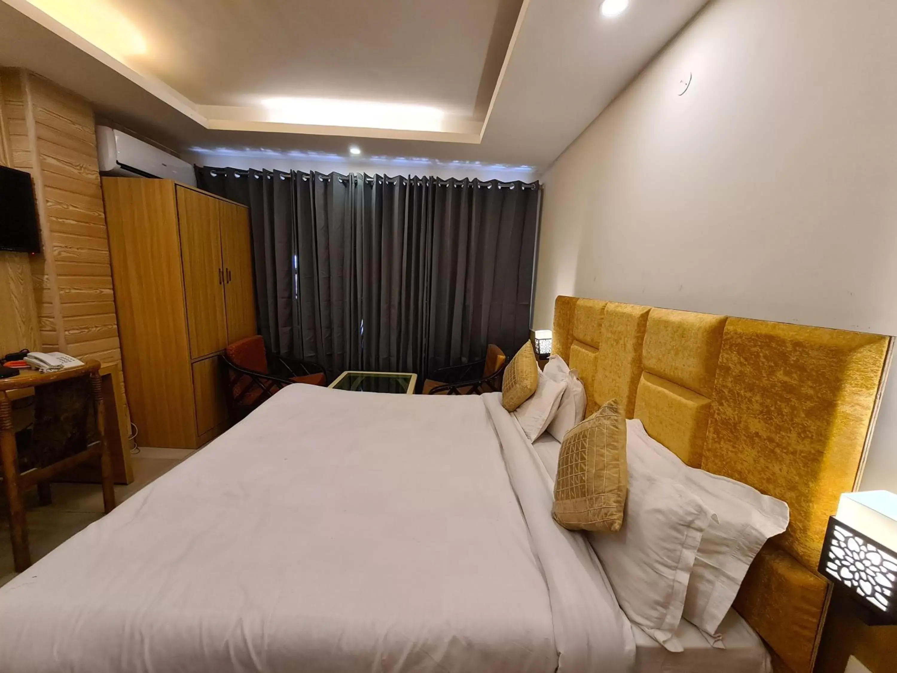 Bed in Hotel Rajpur Heights