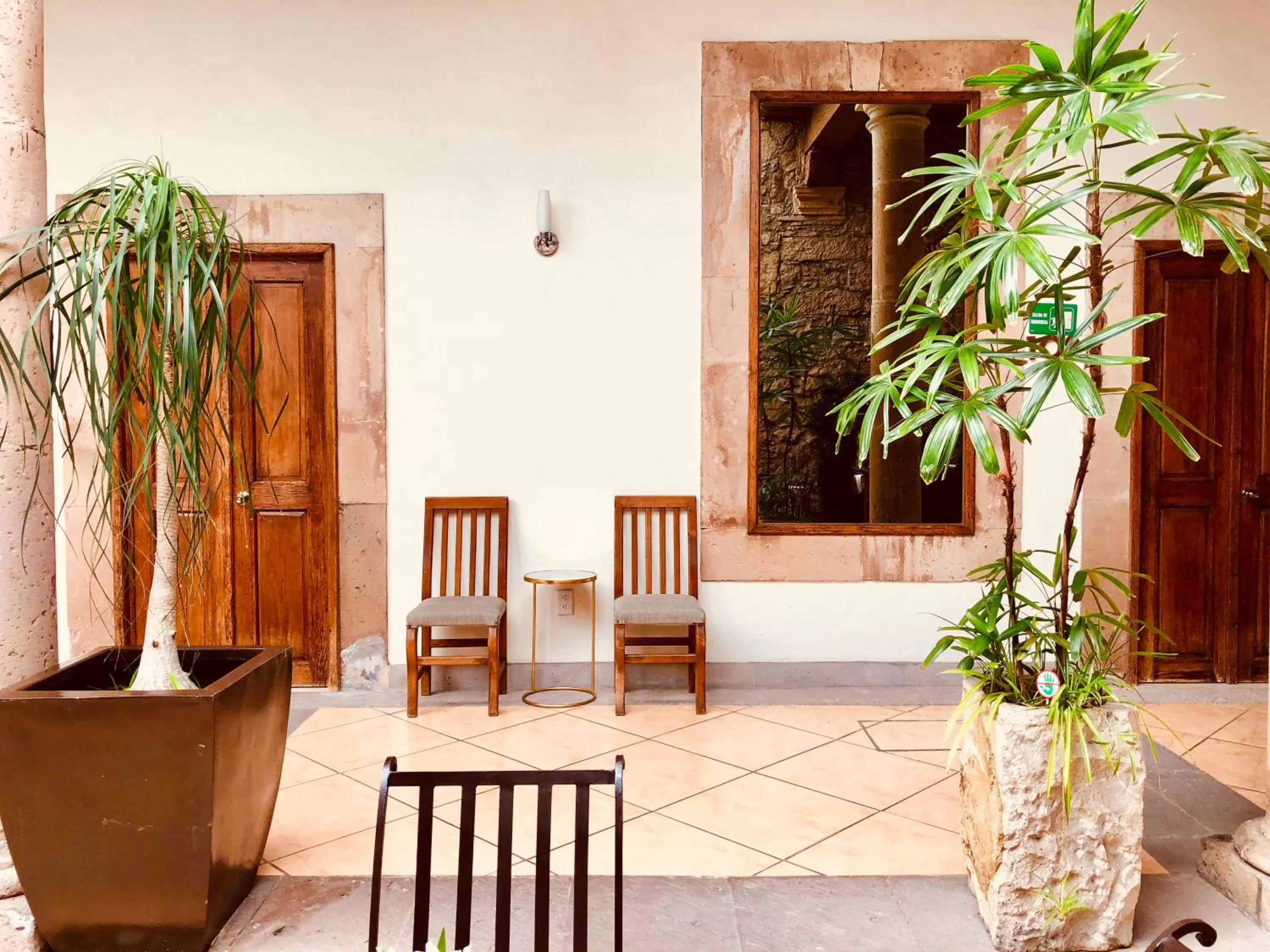 Seating area in Hotel Expres By Hosting House