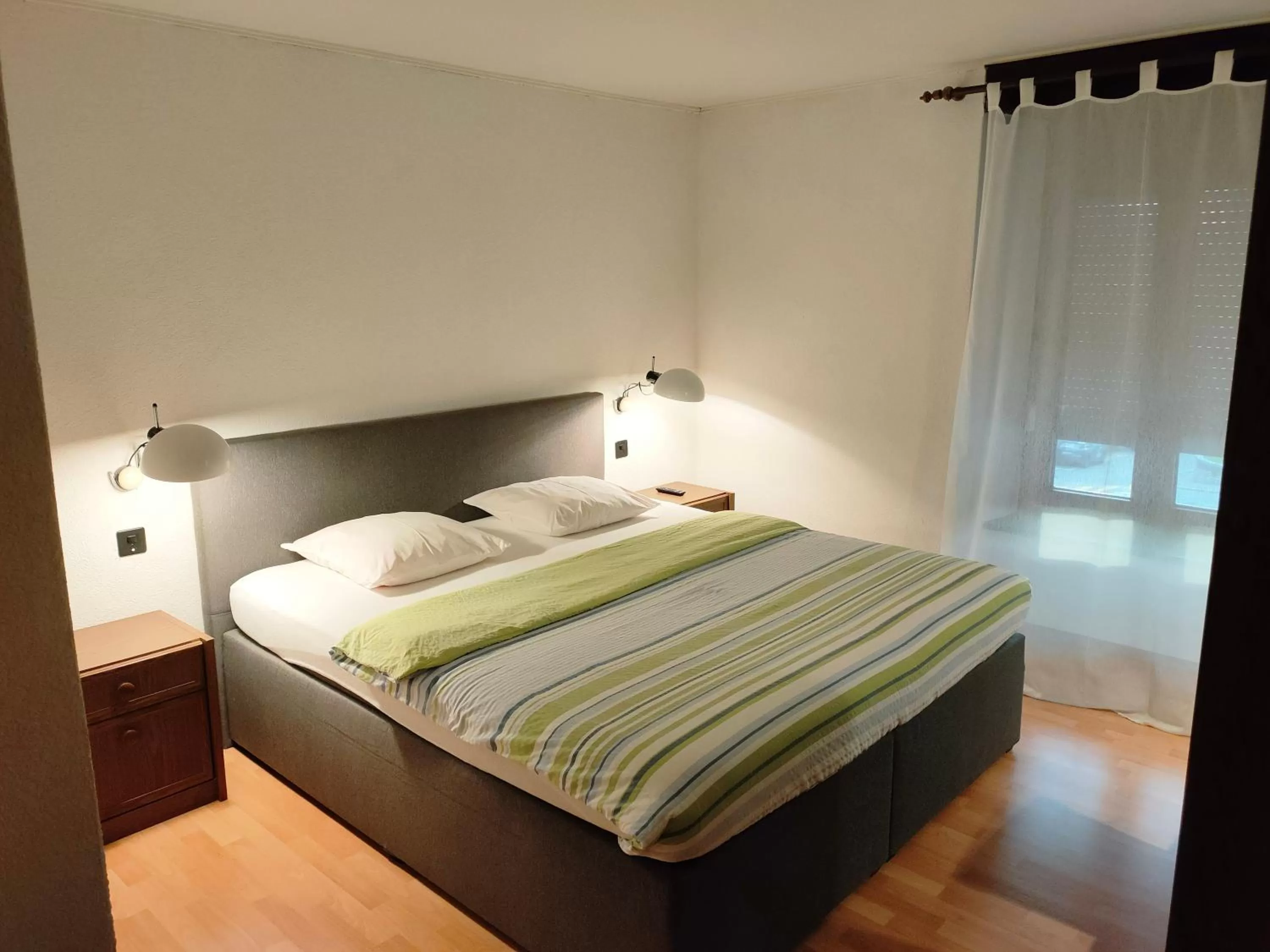 Shower, Bed in Hôtel La Fontaine