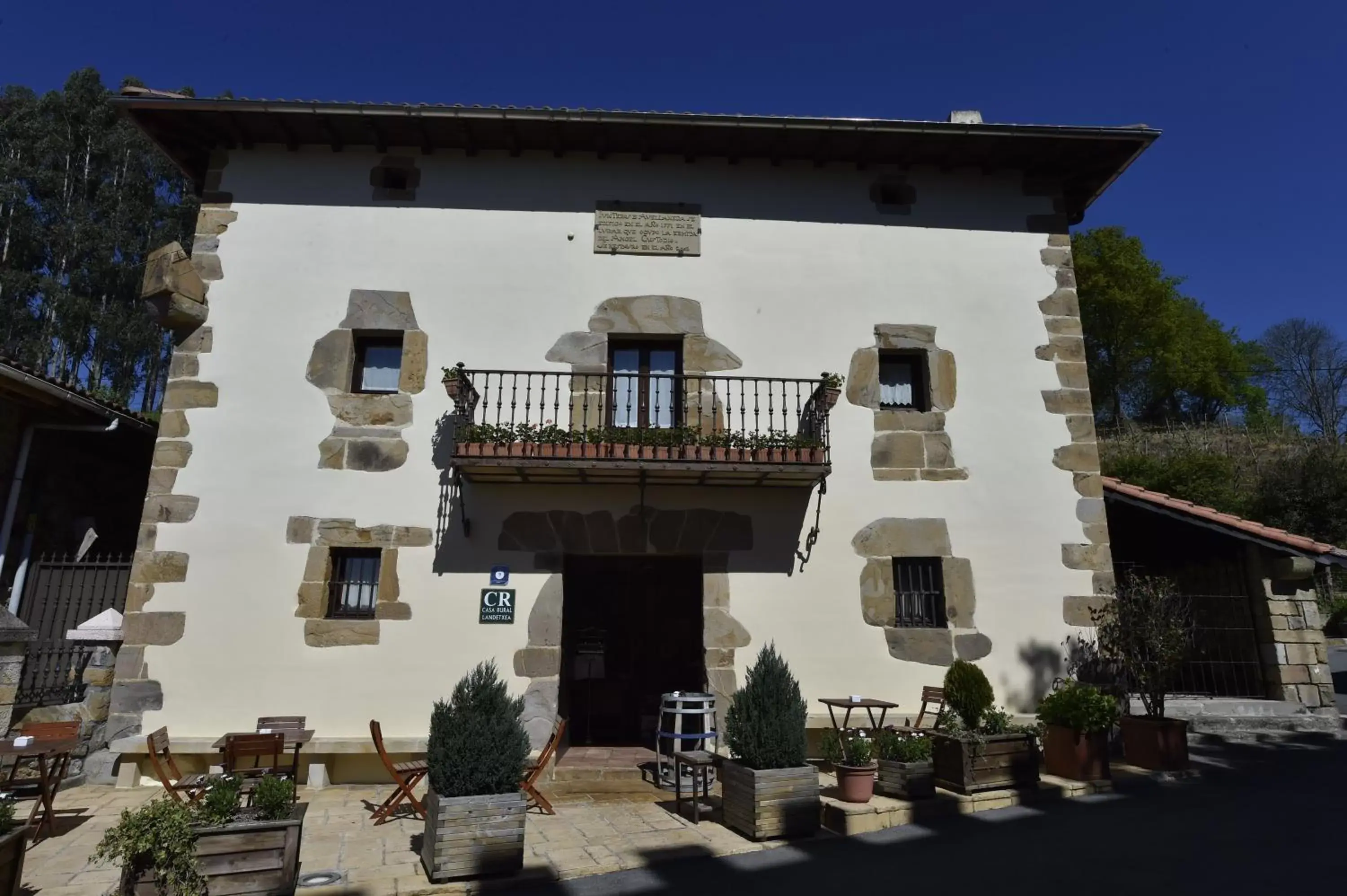 Facade/entrance, Property Building in Batzarki