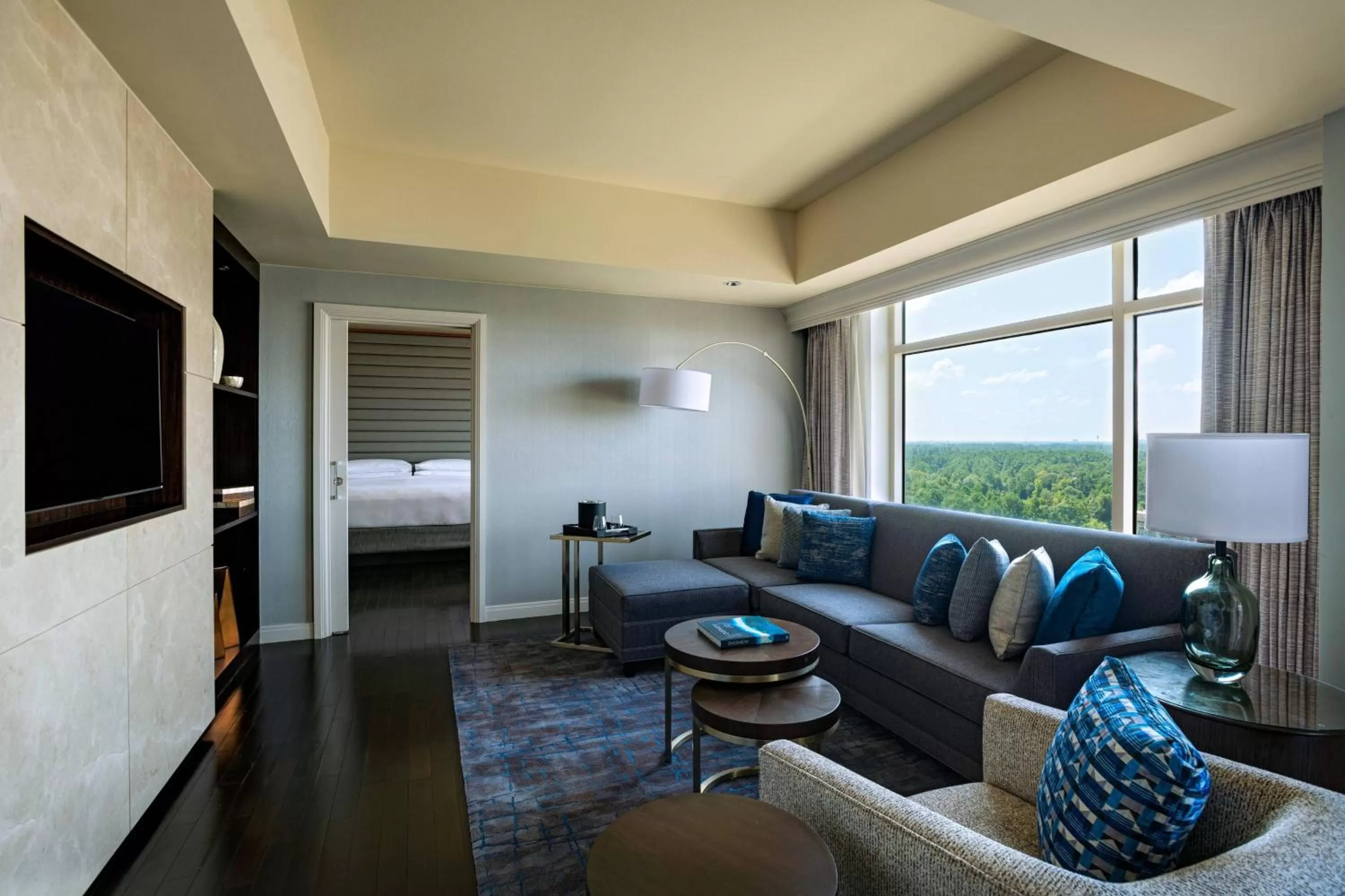 Living room, Bed in The Woodlands Waterway Marriott Hotel and Convention Center