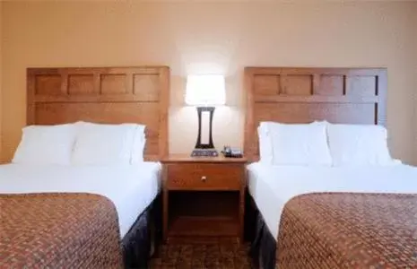 Photo of the whole room, Bed in Holiday Inn Express Hotel & Suites Mount Airy, an IHG Hotel