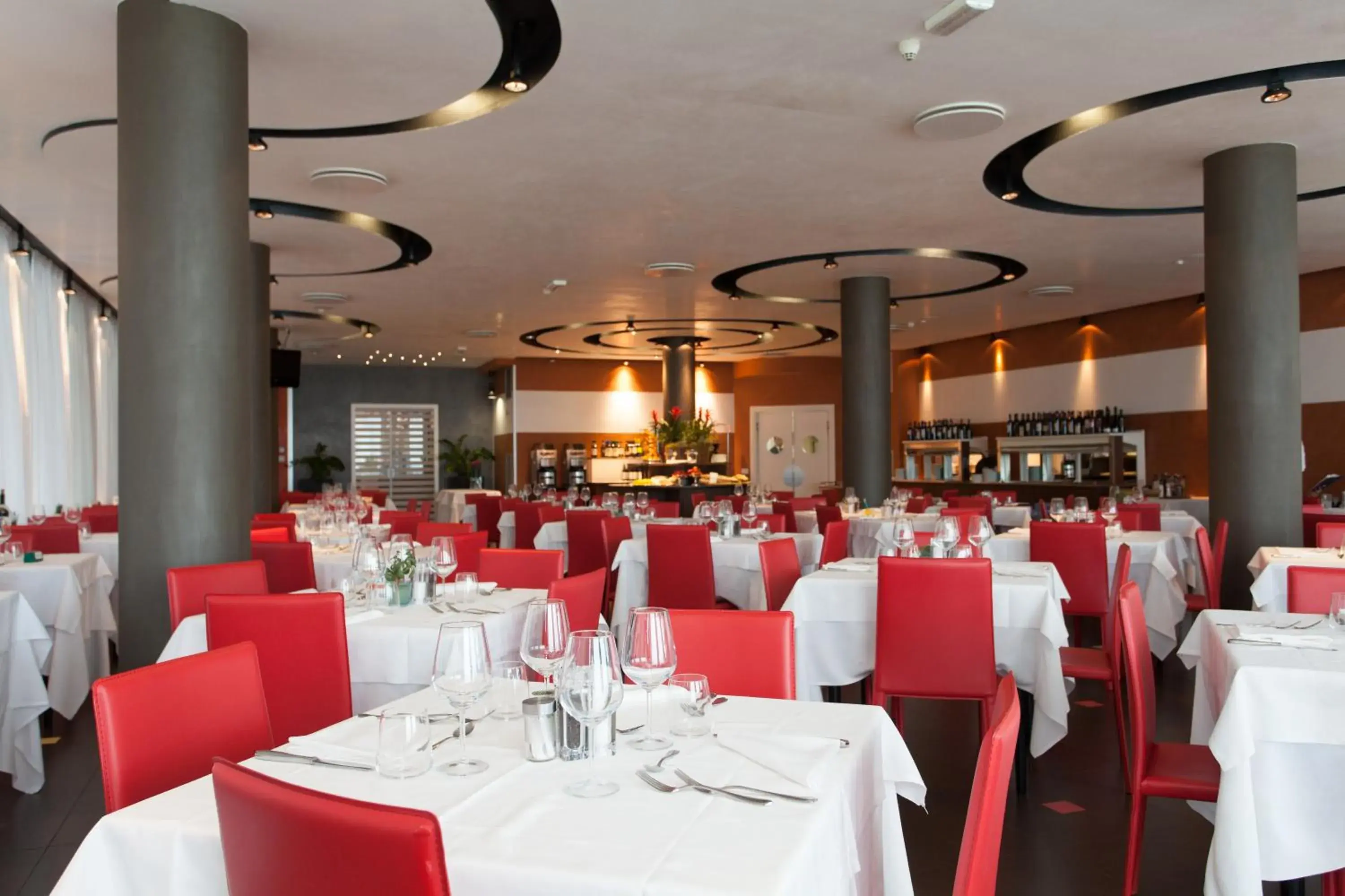 Restaurant/Places to Eat in Hotel Adlon
