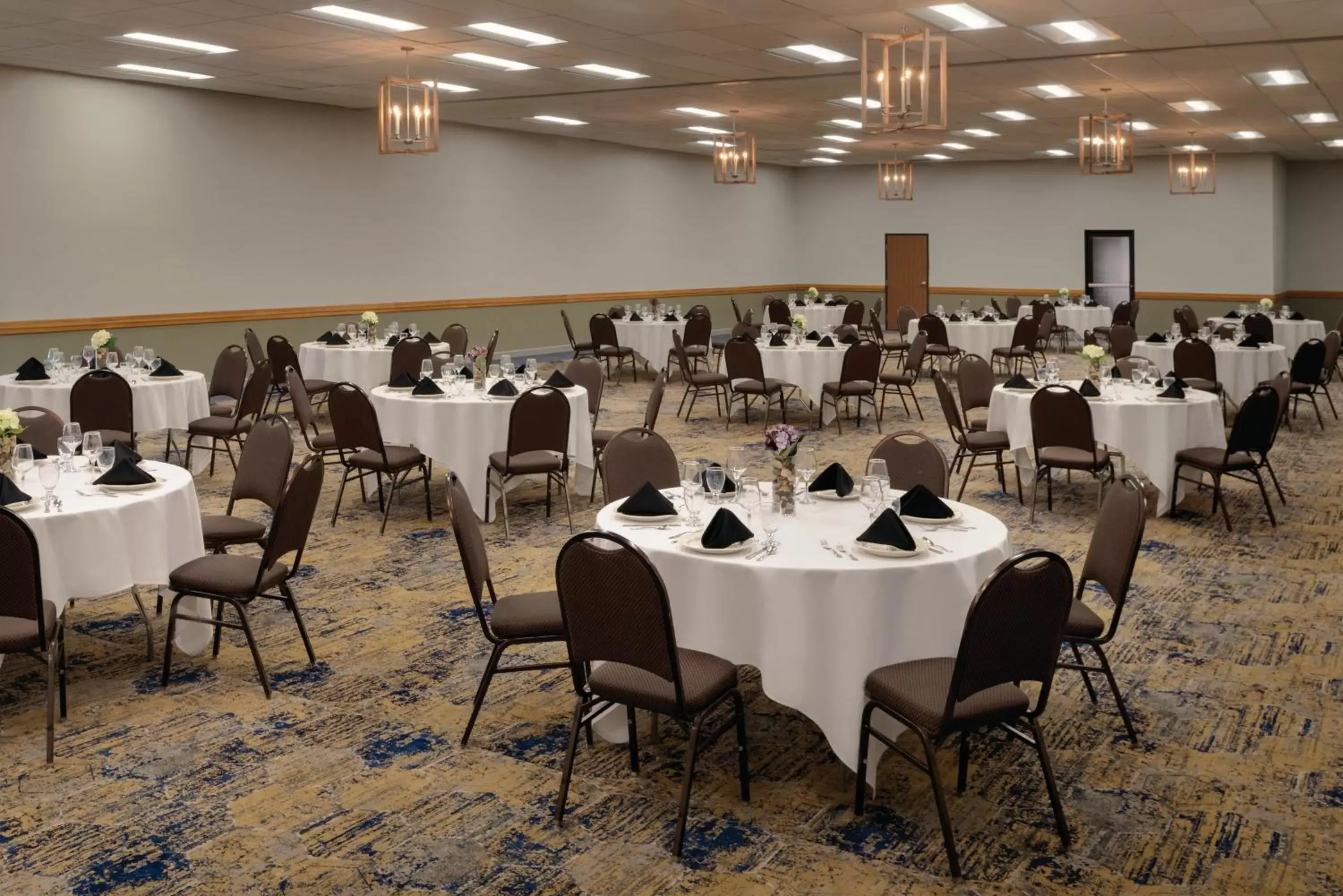 Meeting/conference room, Restaurant/Places to Eat in Radisson Hotel Ames Conference Center at ISU