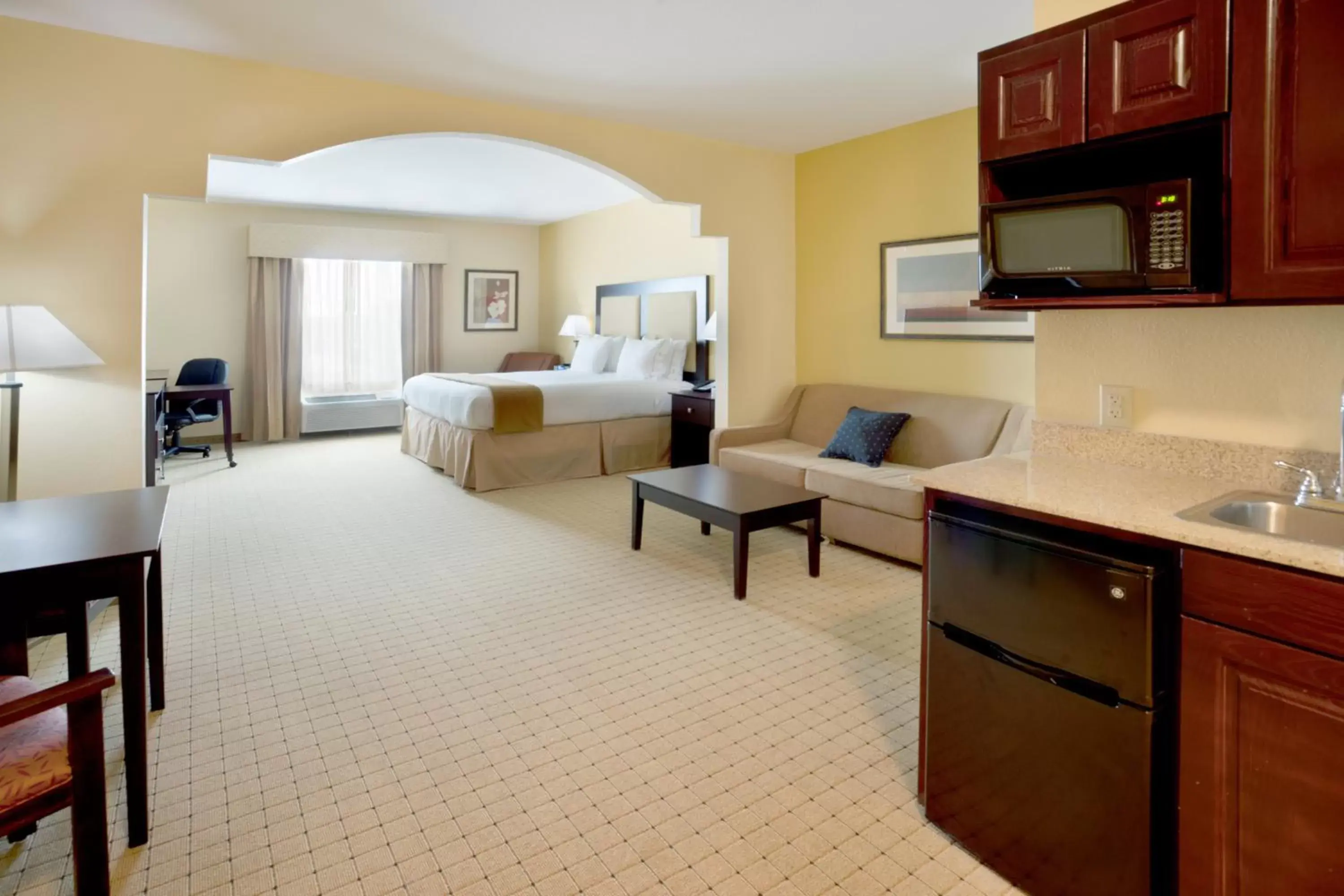Photo of the whole room, Kitchen/Kitchenette in Holiday Inn Express Georgetown, an IHG Hotel