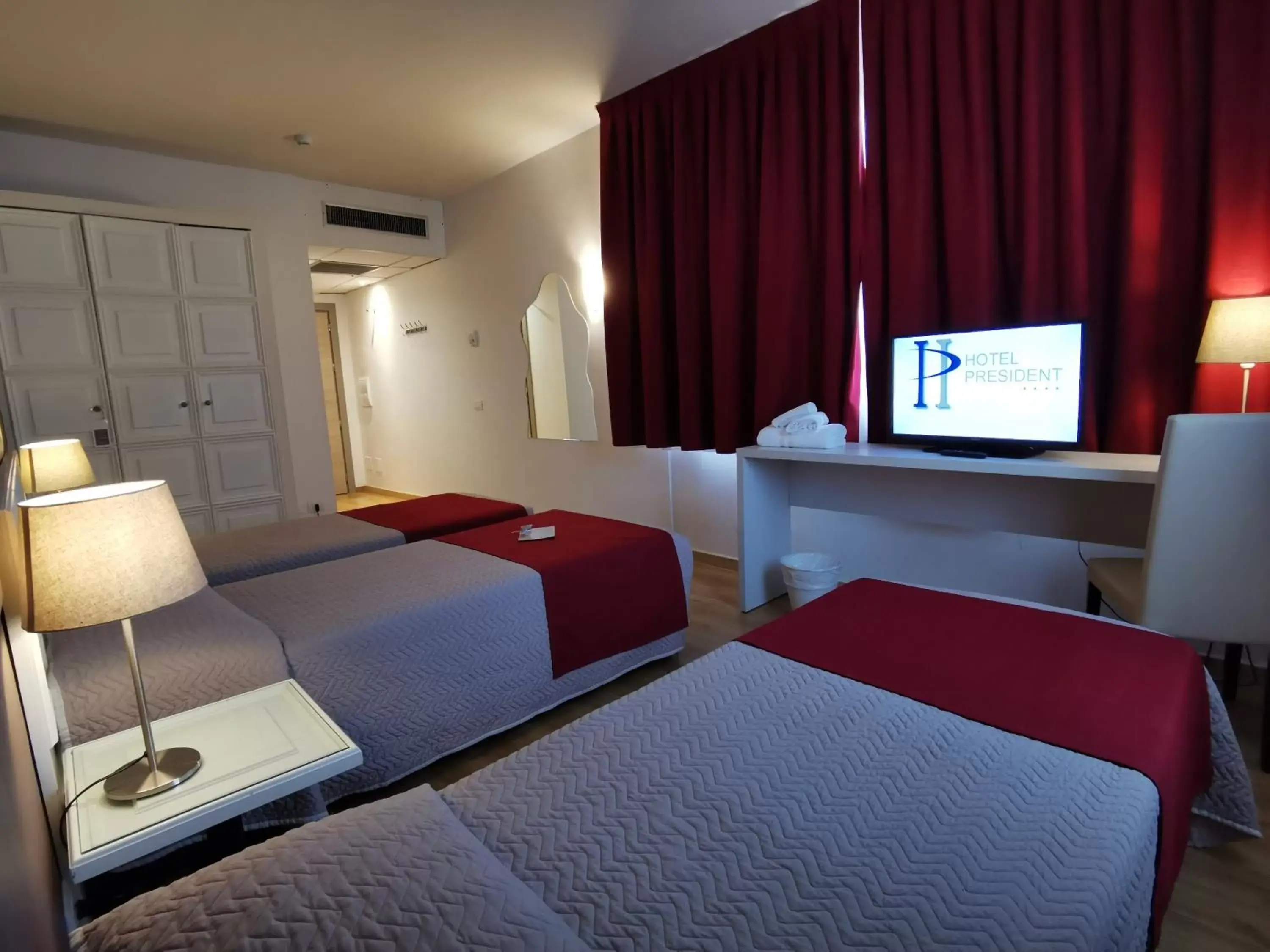 Bedroom, Bed in Hotel President