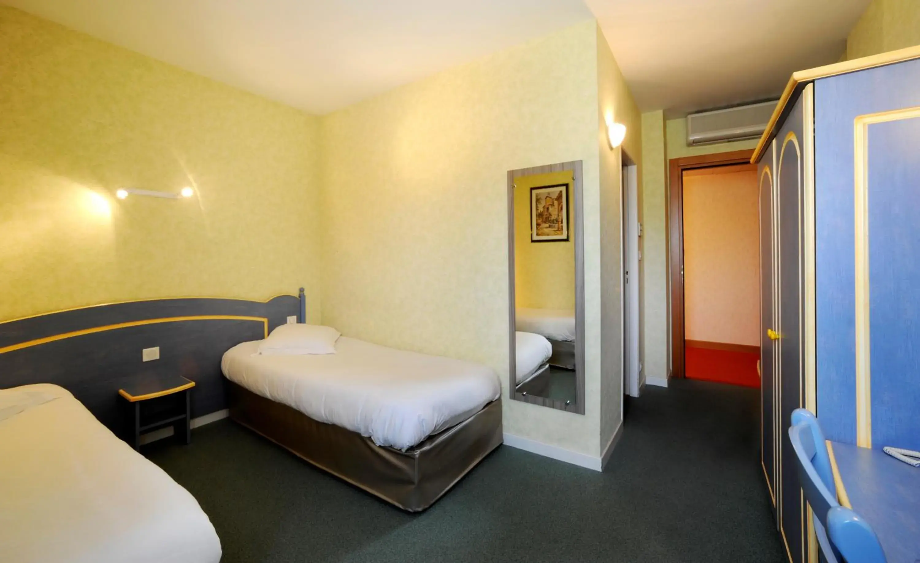 Photo of the whole room, Bed in Comfort Hotel Saintes