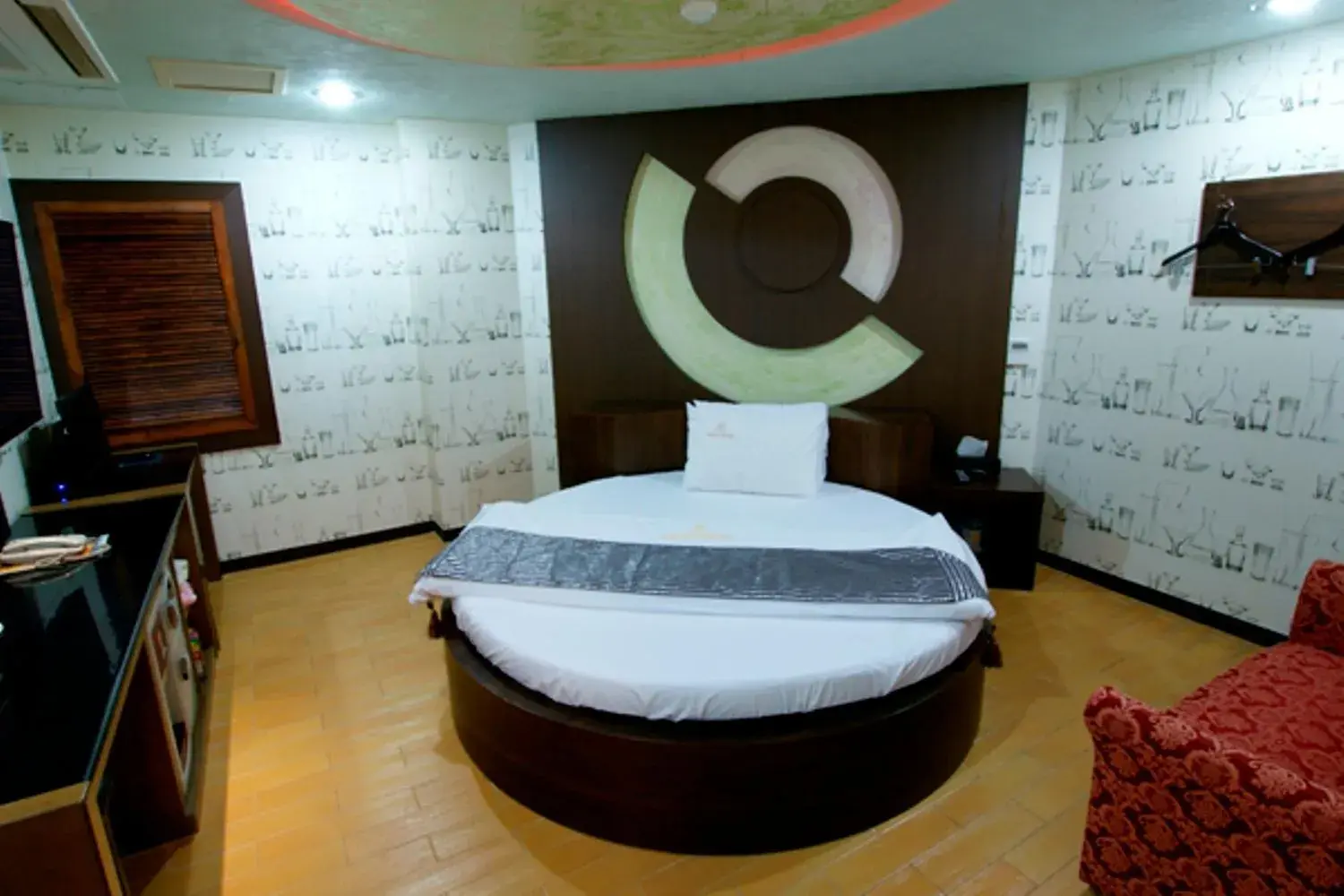 Photo of the whole room, Bed in Goryeo Hotel