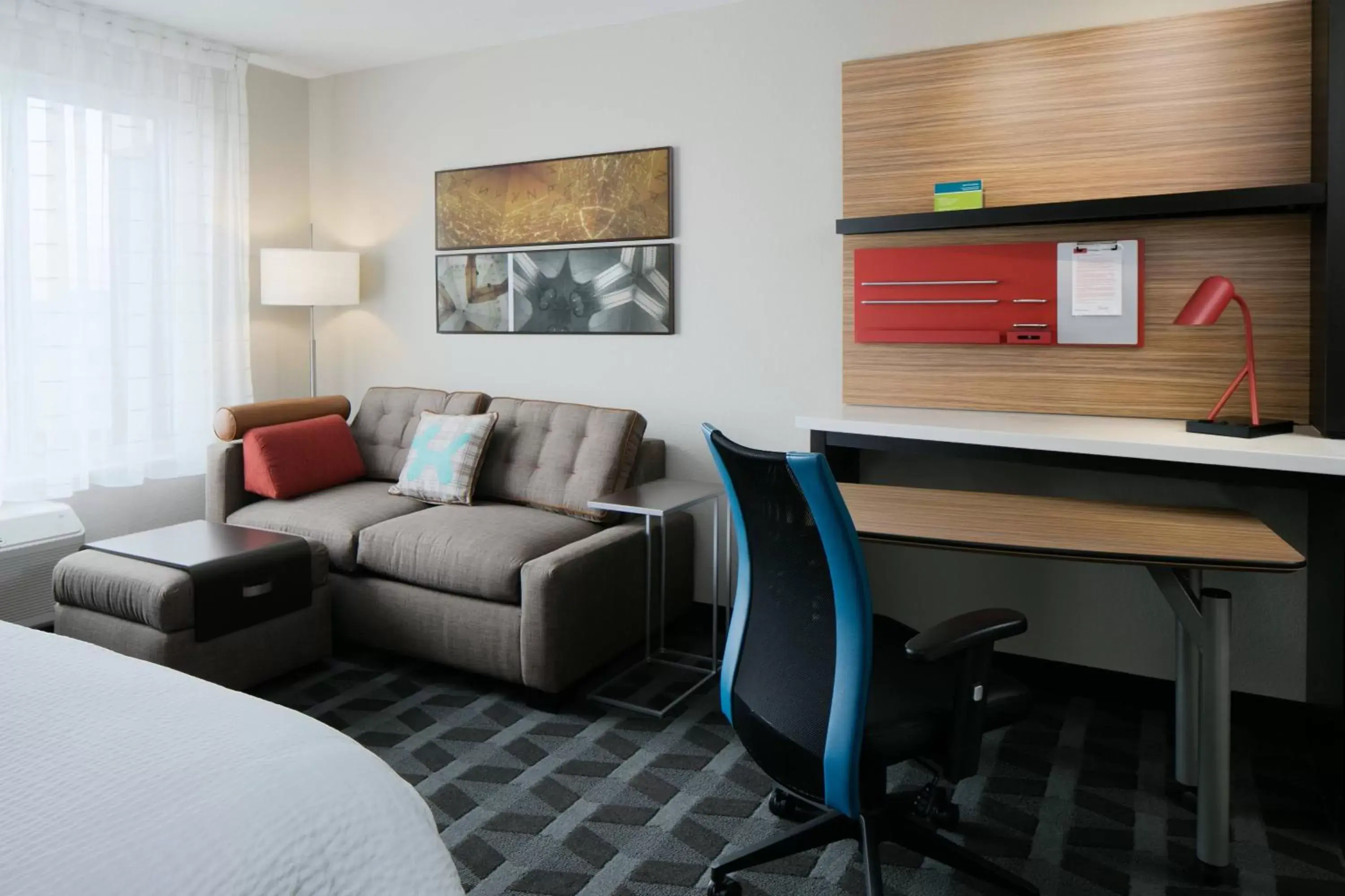 Photo of the whole room, Seating Area in TownePlace Suites by Marriott Kansas City Airport