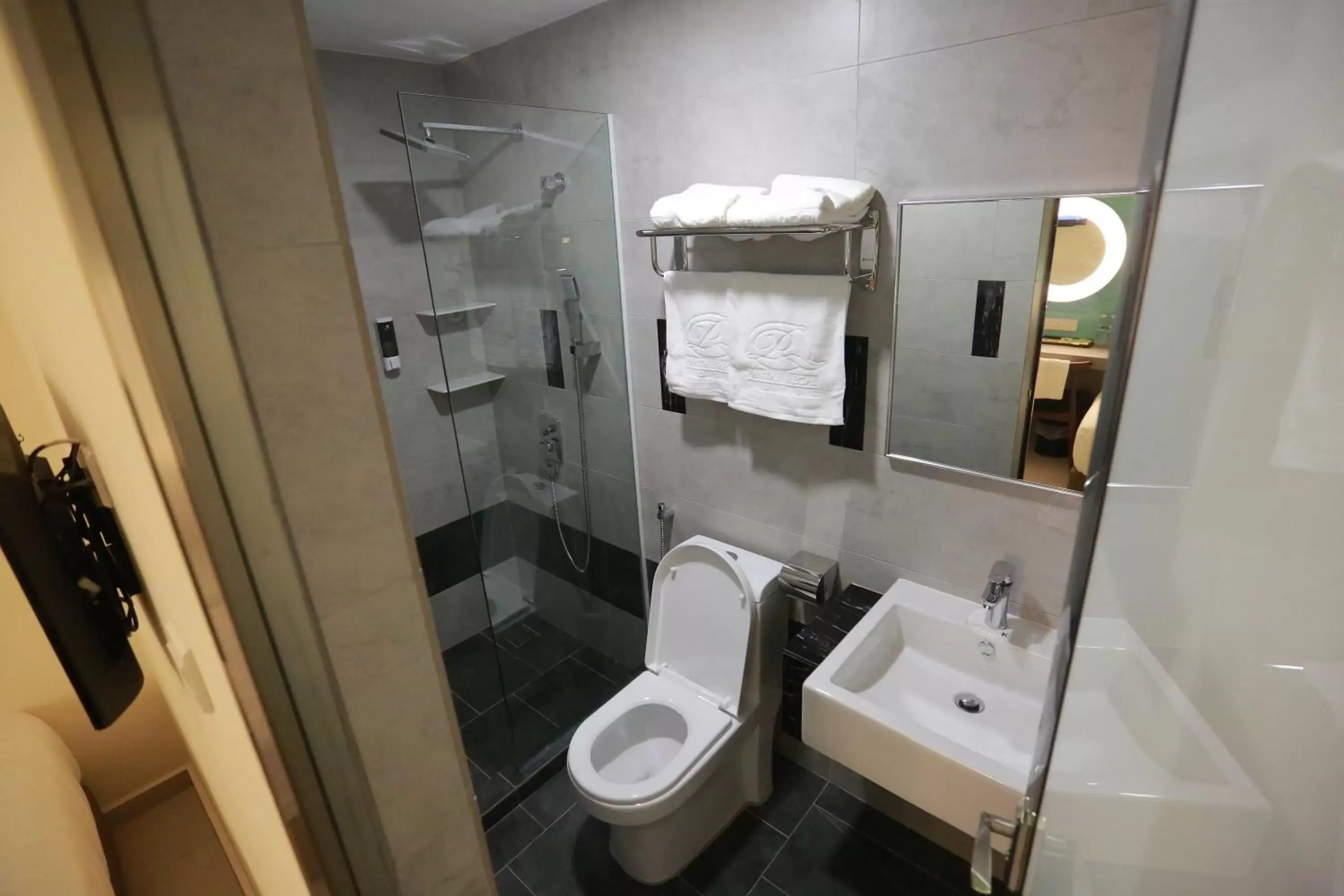 Shower, Bathroom in Pantai Regal Hotel