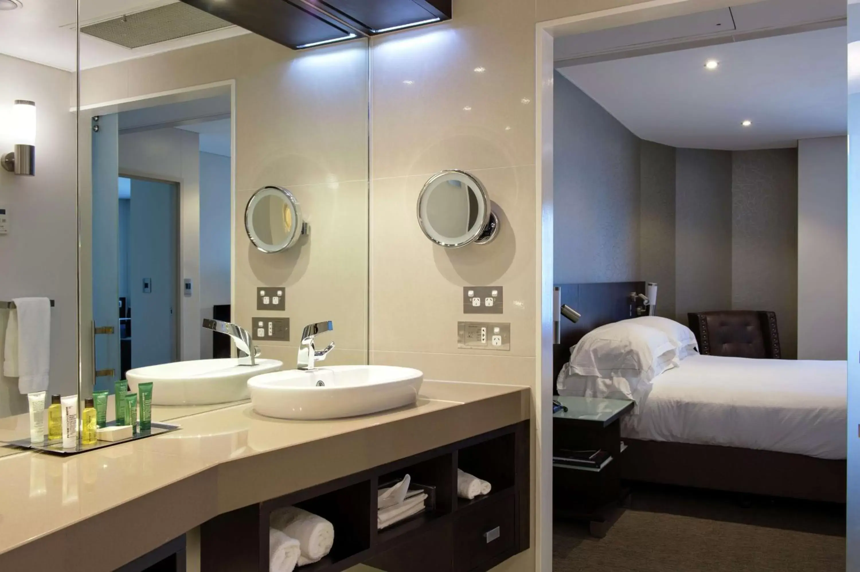 Bed, Bathroom in Hilton Darwin