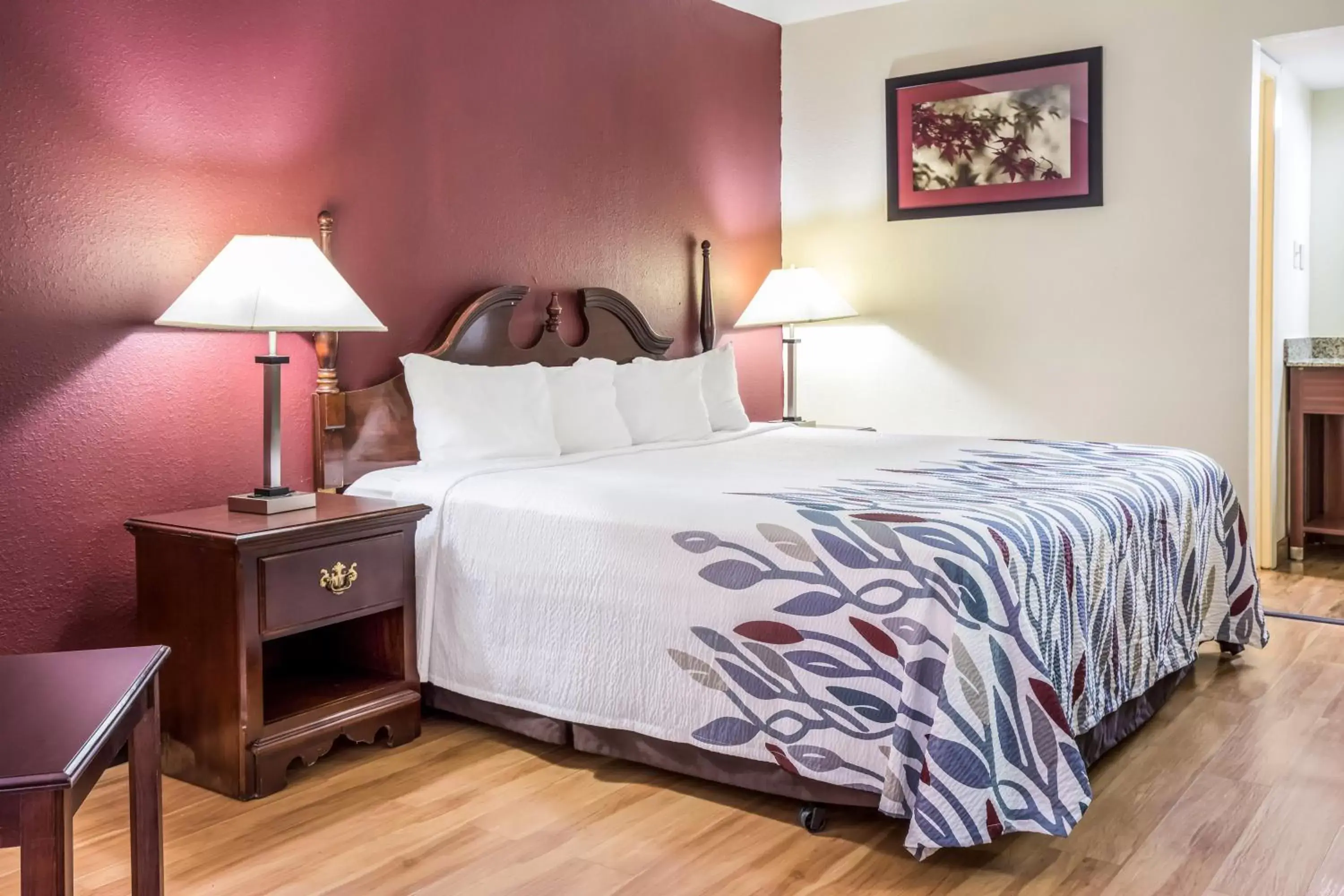 Photo of the whole room, Bed in Red Roof Inn Caryville