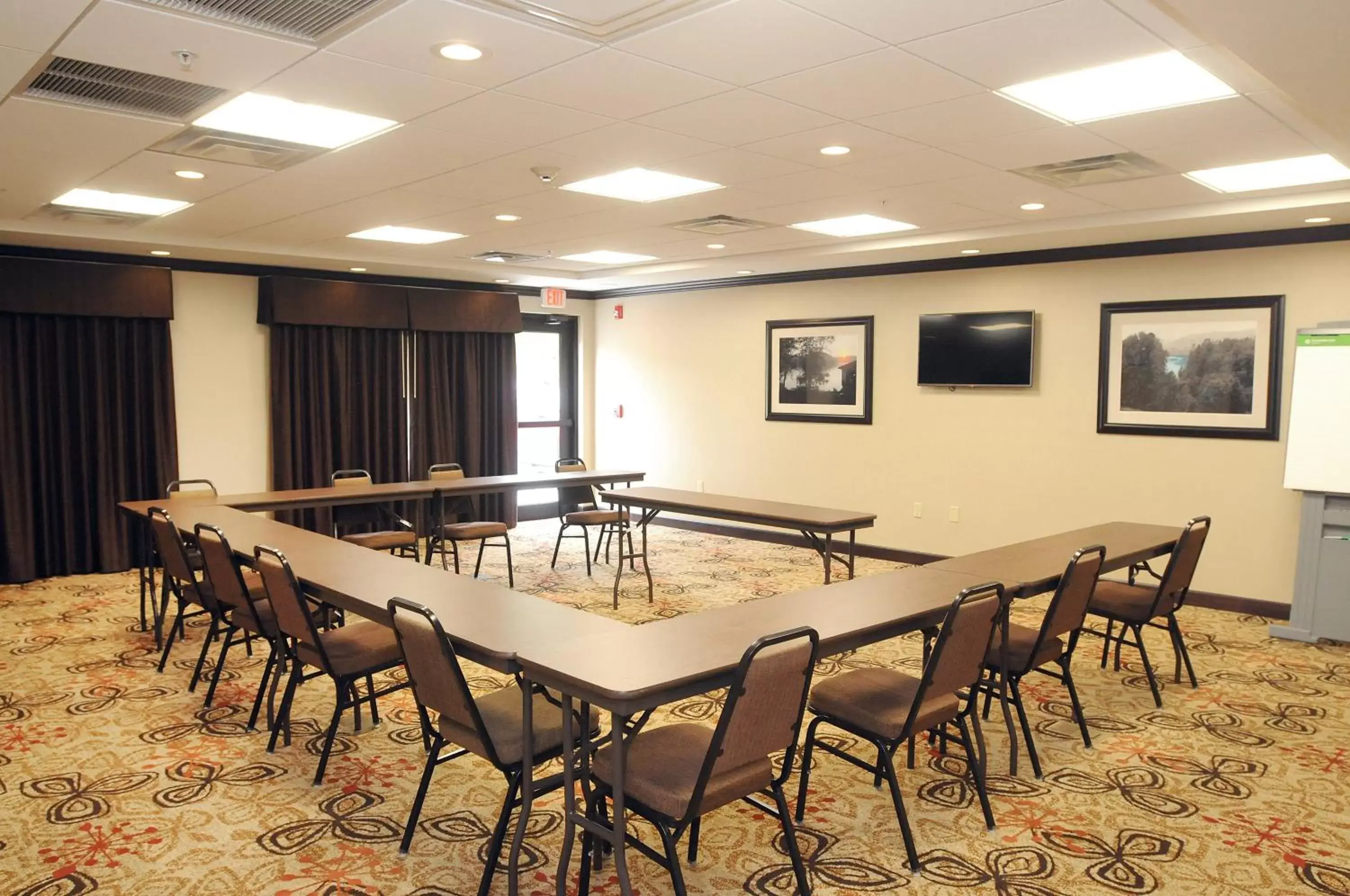 Meeting/conference room in Holiday Inn Express & Suites Cambridge, an IHG Hotel