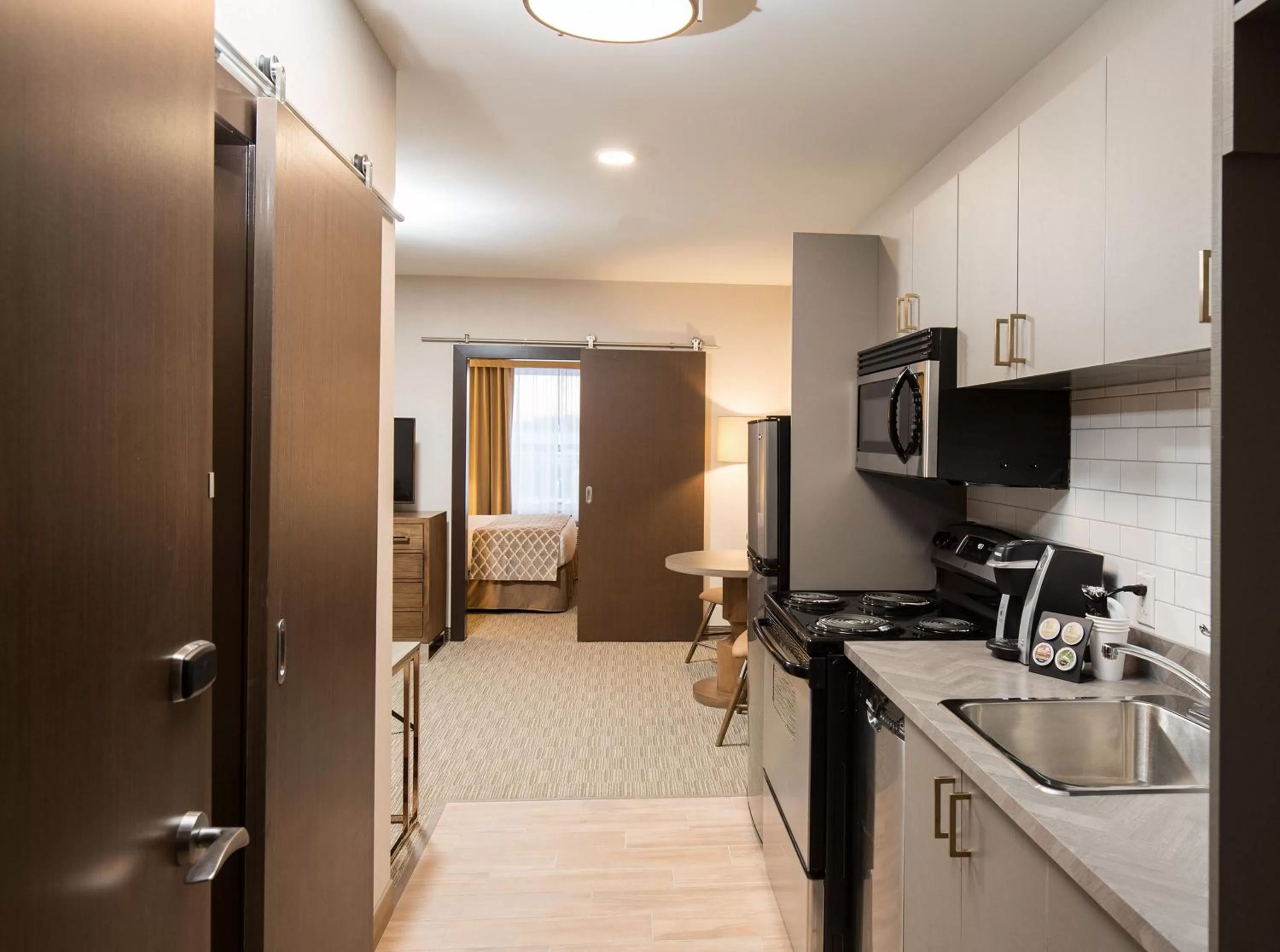 Kitchen or kitchenette in Pomeroy Inn & Suites Prince George