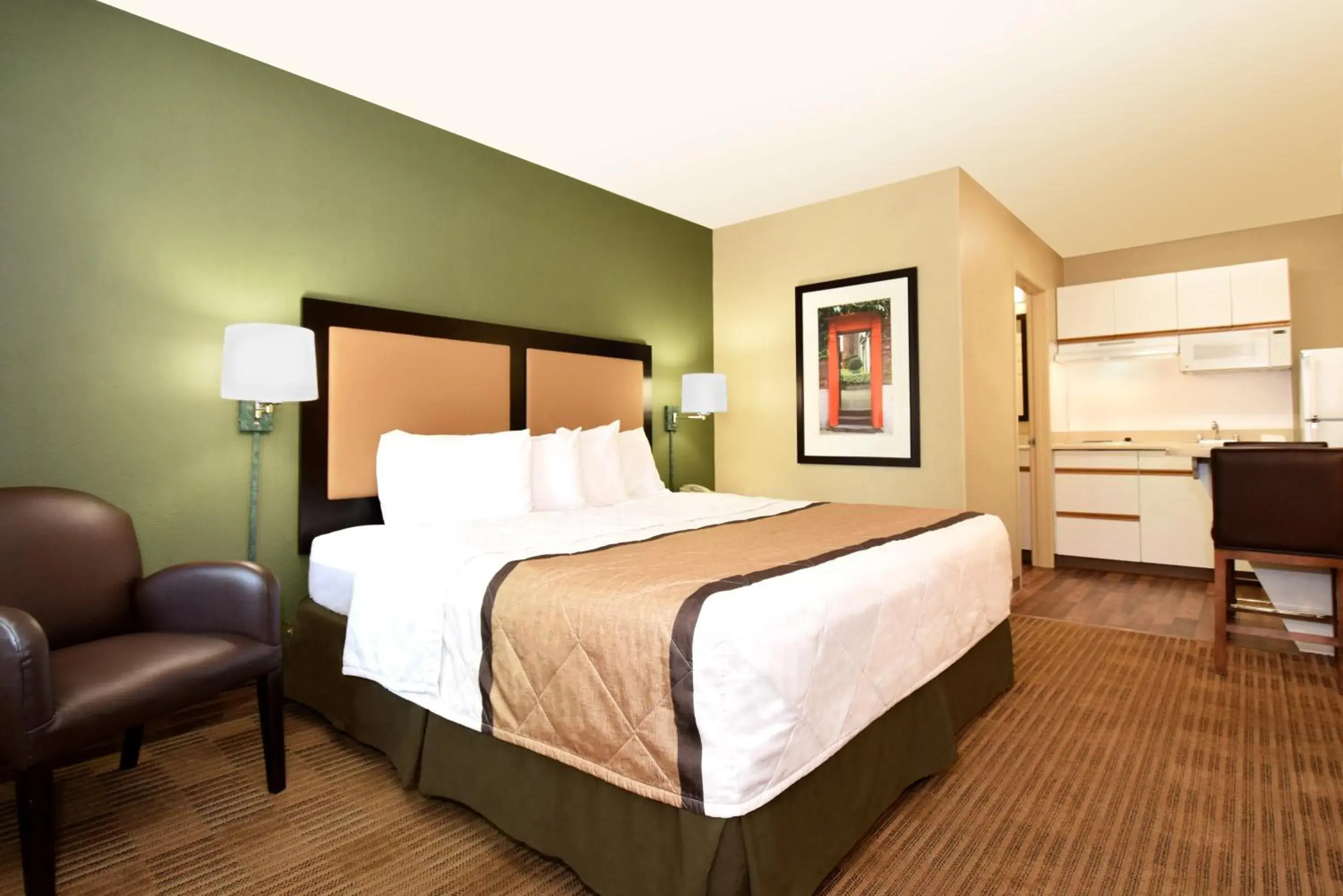Kitchen or kitchenette, Bed in Extended Stay America Suites - Seattle - Bellevue - Factoria