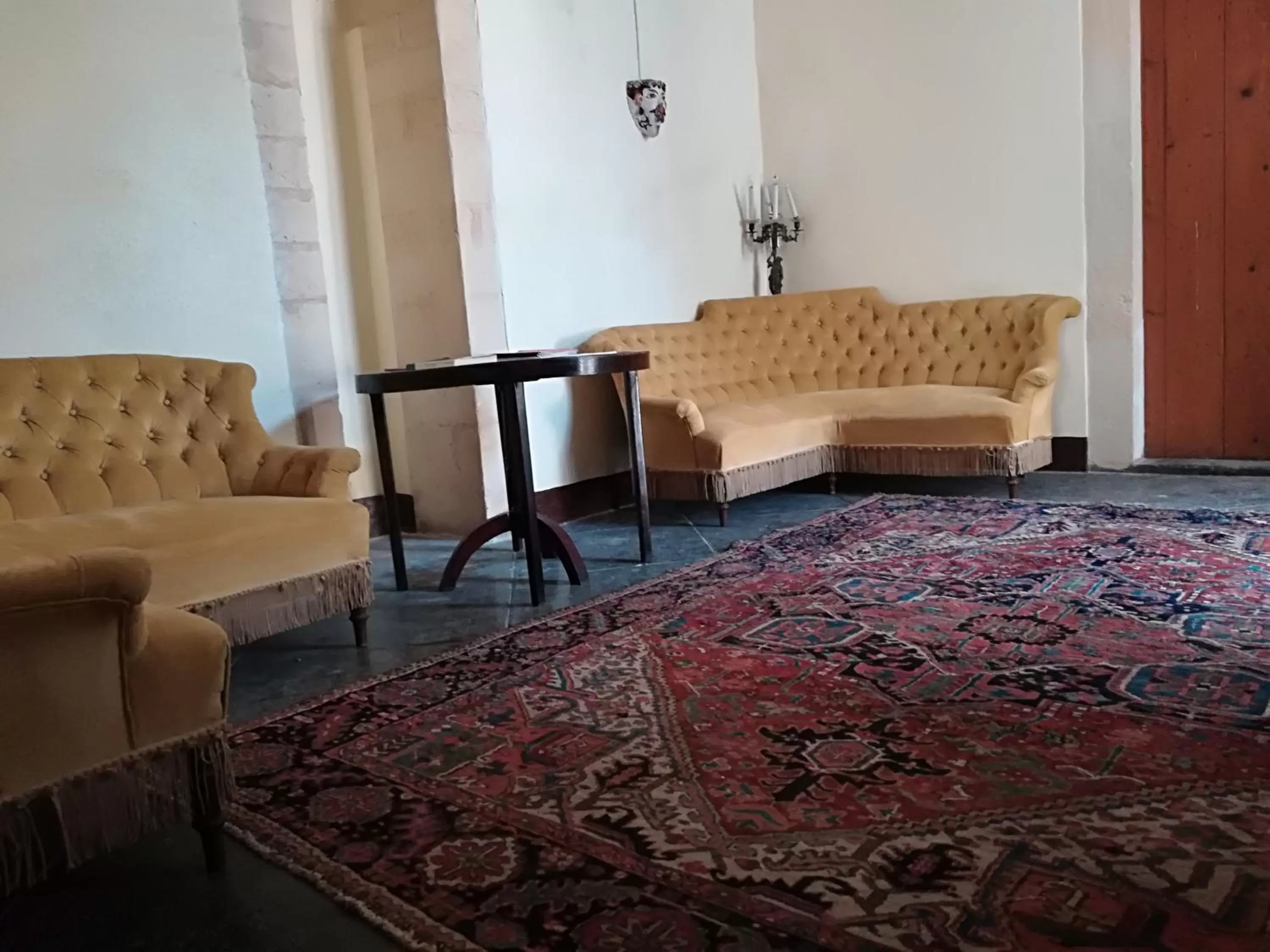 Communal lounge/ TV room in Residenza Donnafugata B&B