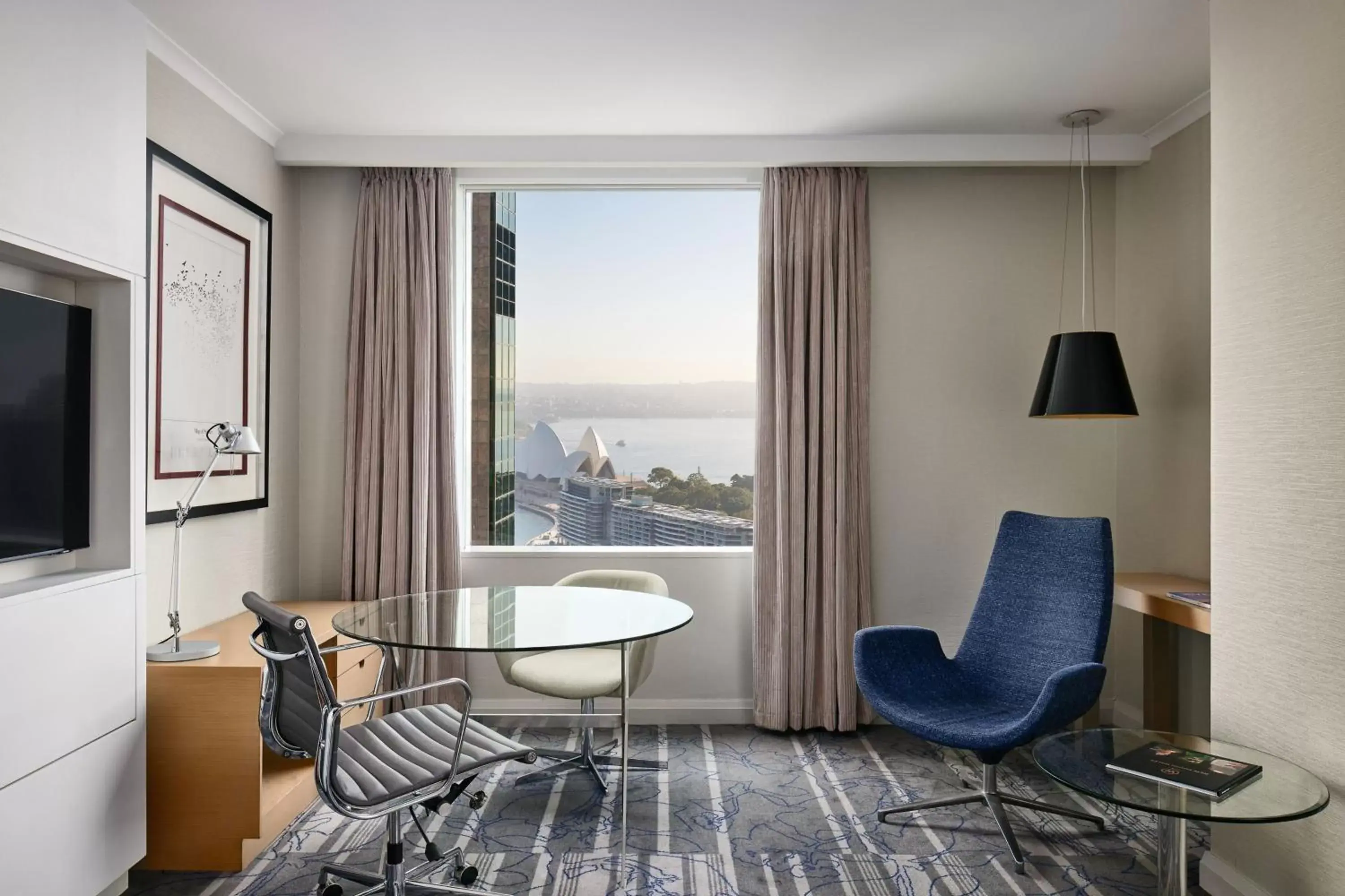 Lounge or bar in Sydney Harbour Marriott Hotel at Circular Quay