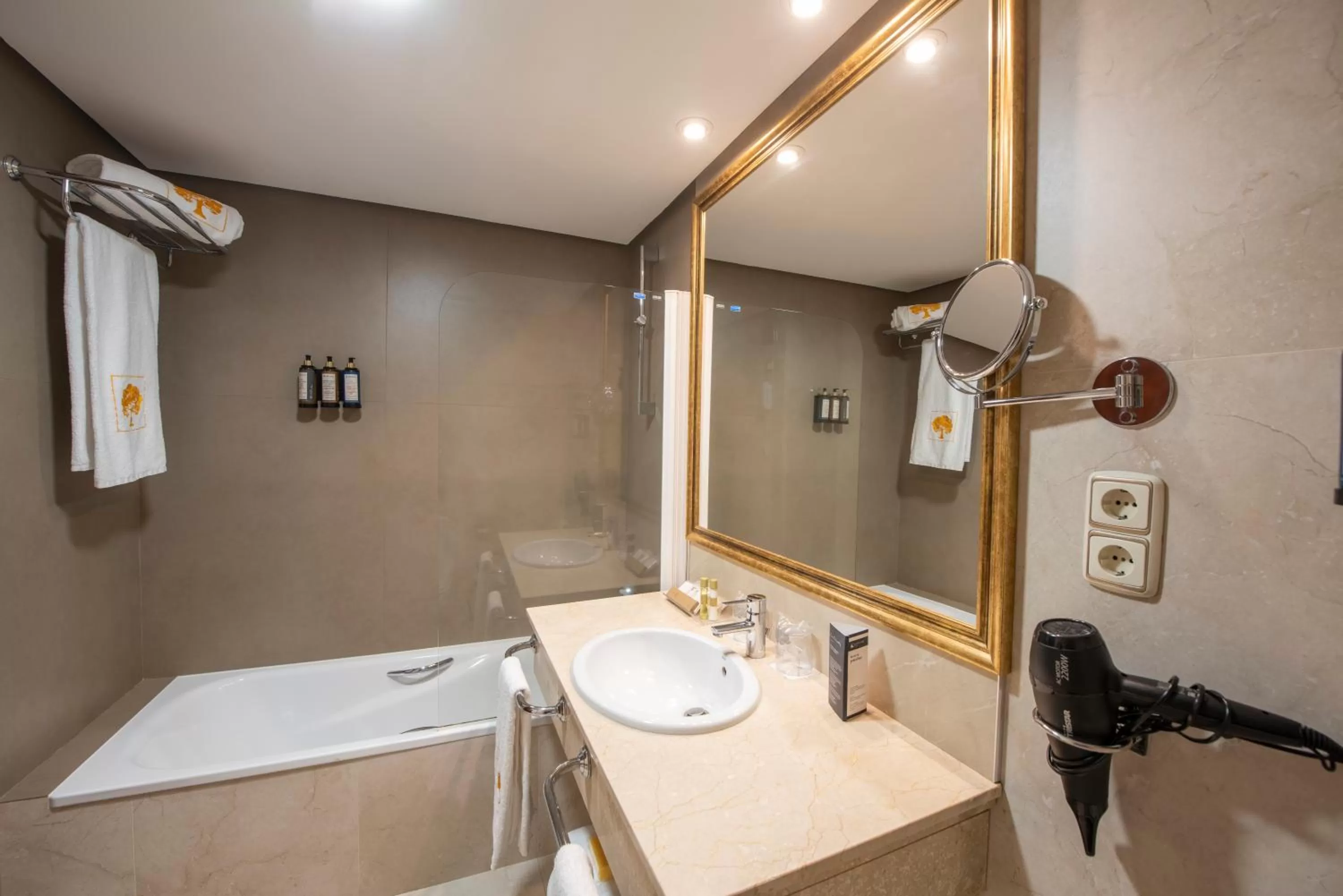 Bathroom in Eurostars Araguaney