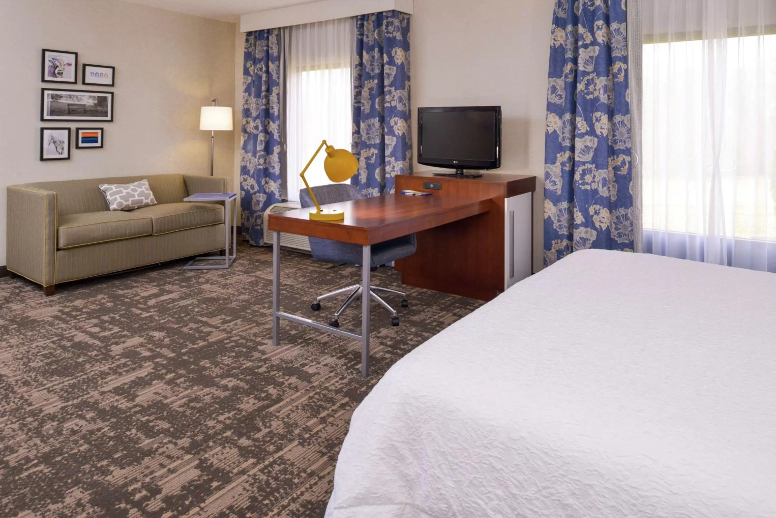 Bedroom, Bed in Hampton Inn & Suites Wilmington