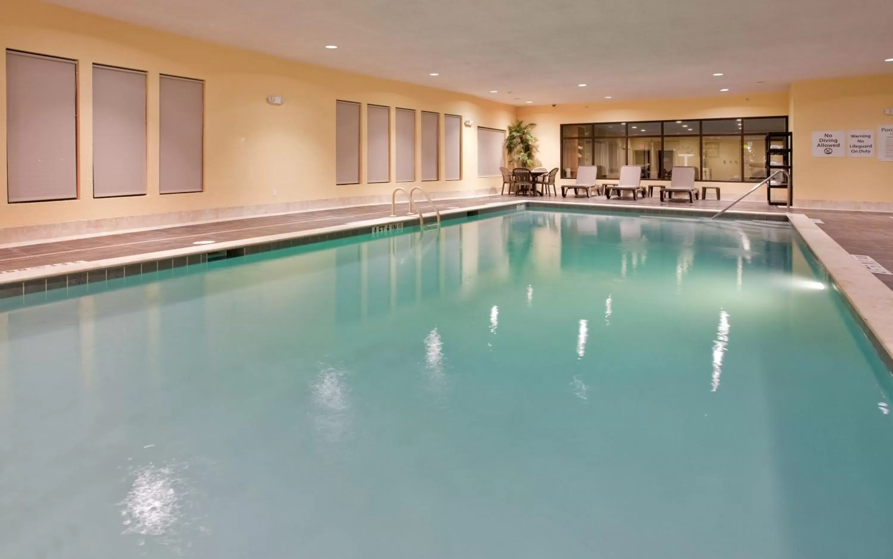 Swimming Pool in Holiday Inn Express Hotel and Suites Saint Robert, an IHG Hotel