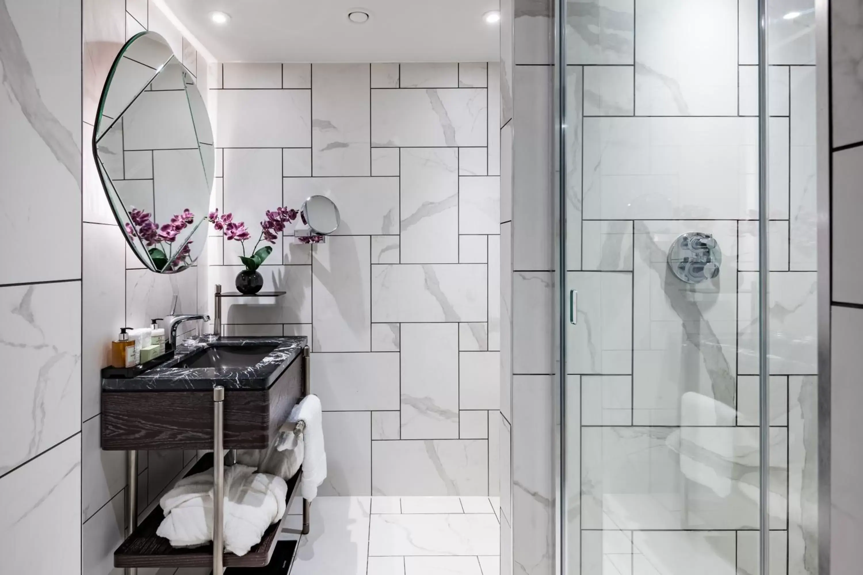 Shower, Bathroom in Stock Exchange Hotel