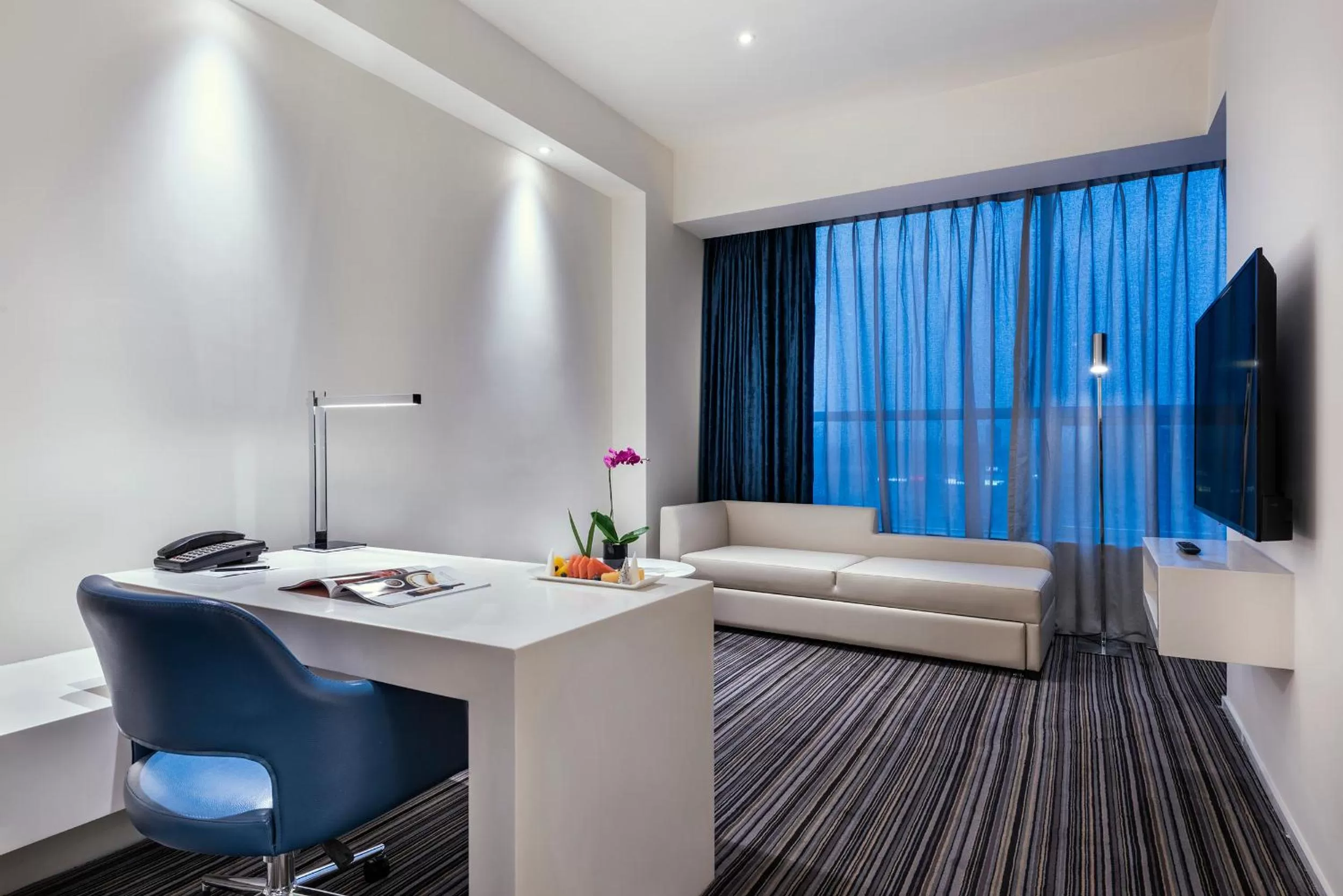 Living room in Grand Mercure Shanghai Century Park- Free Shuttle Bus to SNIEC