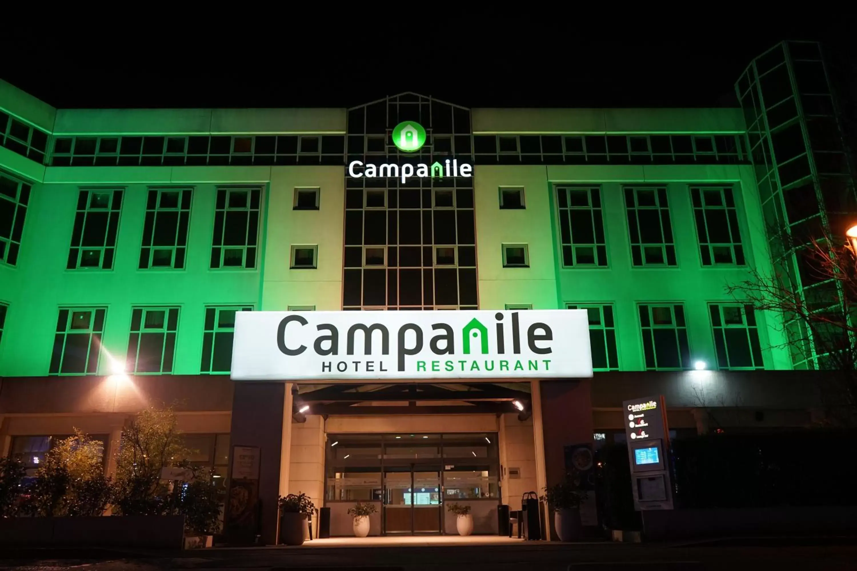 Facade/entrance, Property Building in Hotel Campanile Roissy