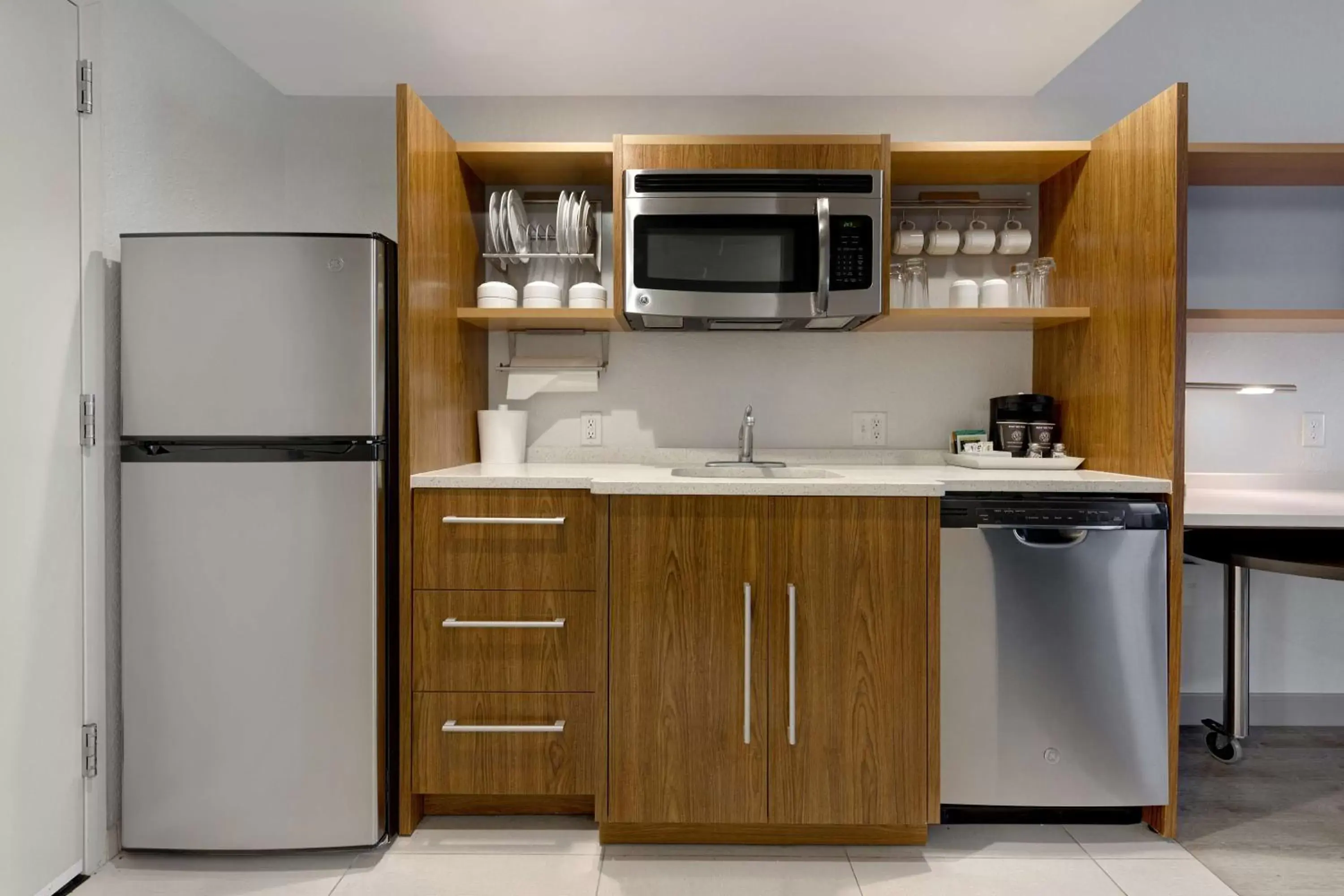 Kitchen or kitchenette, Kitchen/Kitchenette in Home2 Suites by Hilton Orlando International Drive South