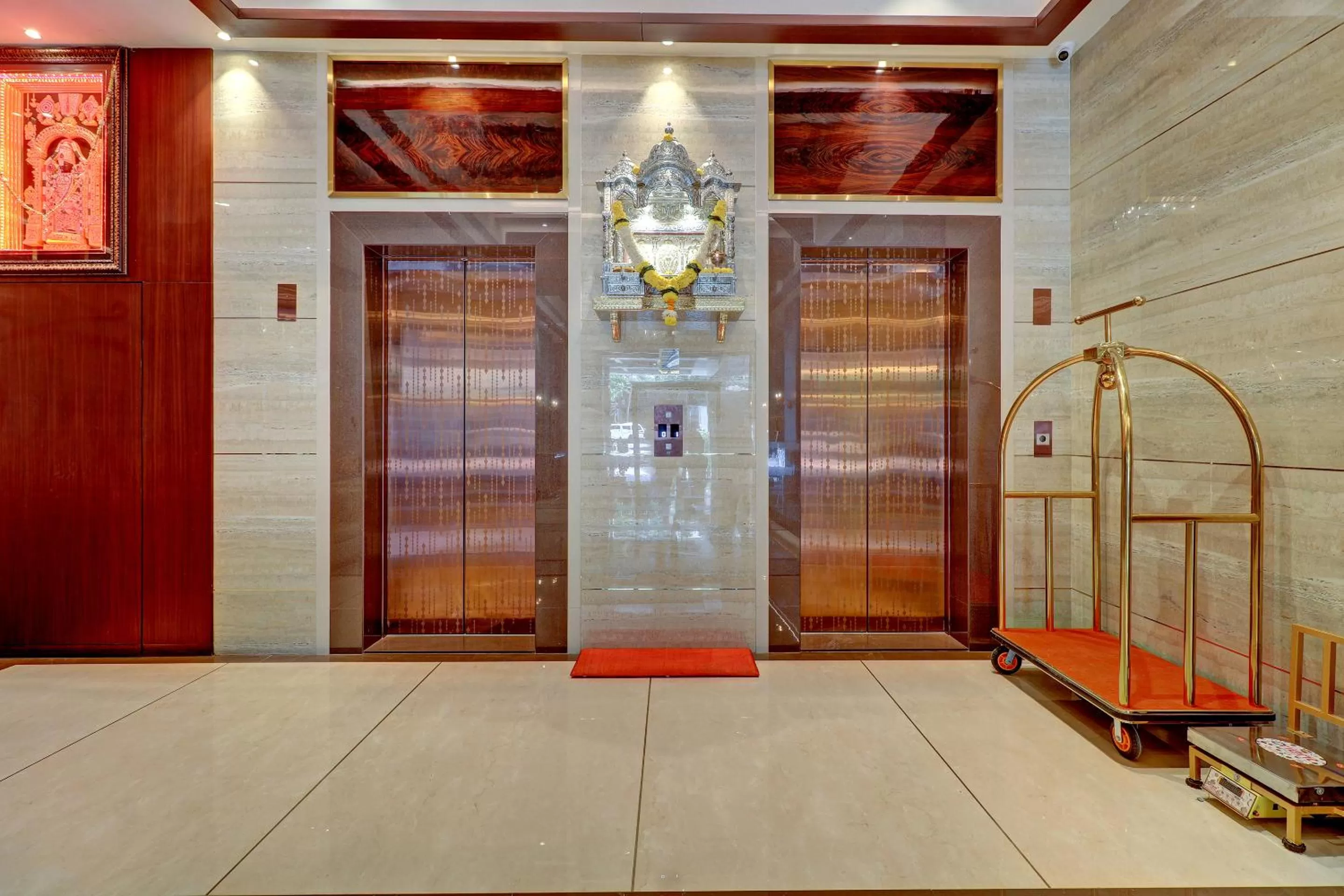 Facade/entrance in Hotel Gurudev Grand