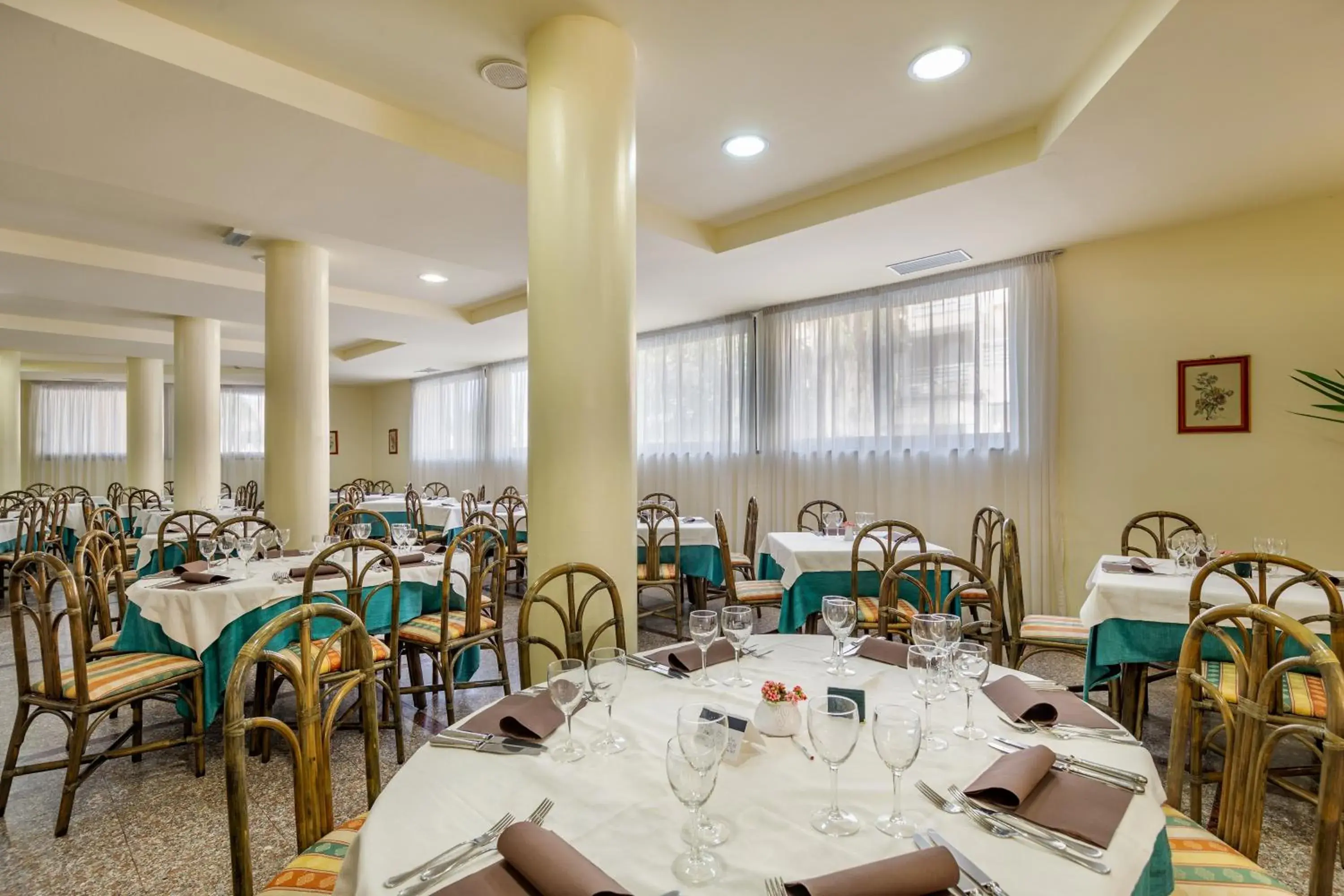 Restaurant/Places to Eat in Rina Hotel