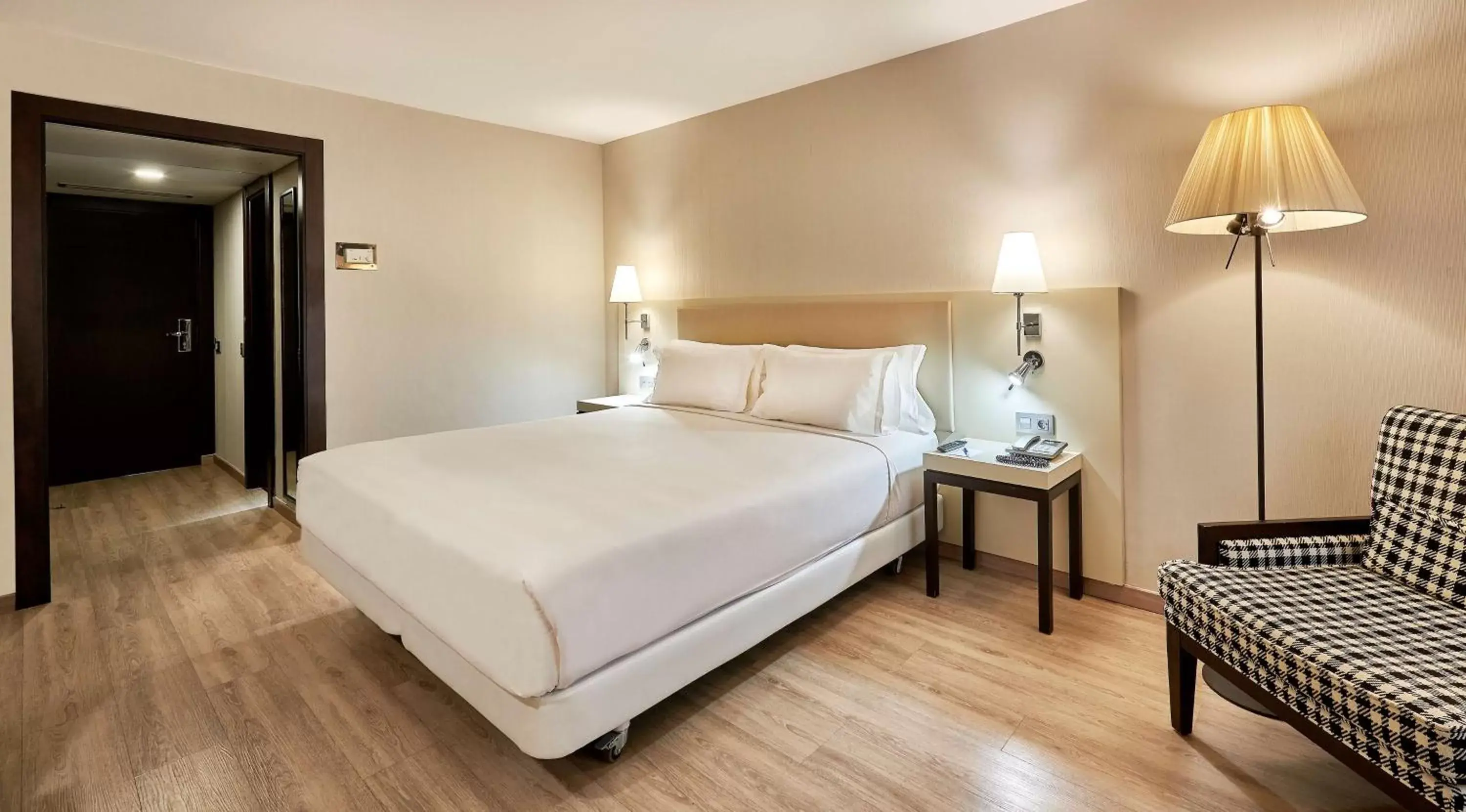 Bedroom, Bed in NH Lleida Pirineos