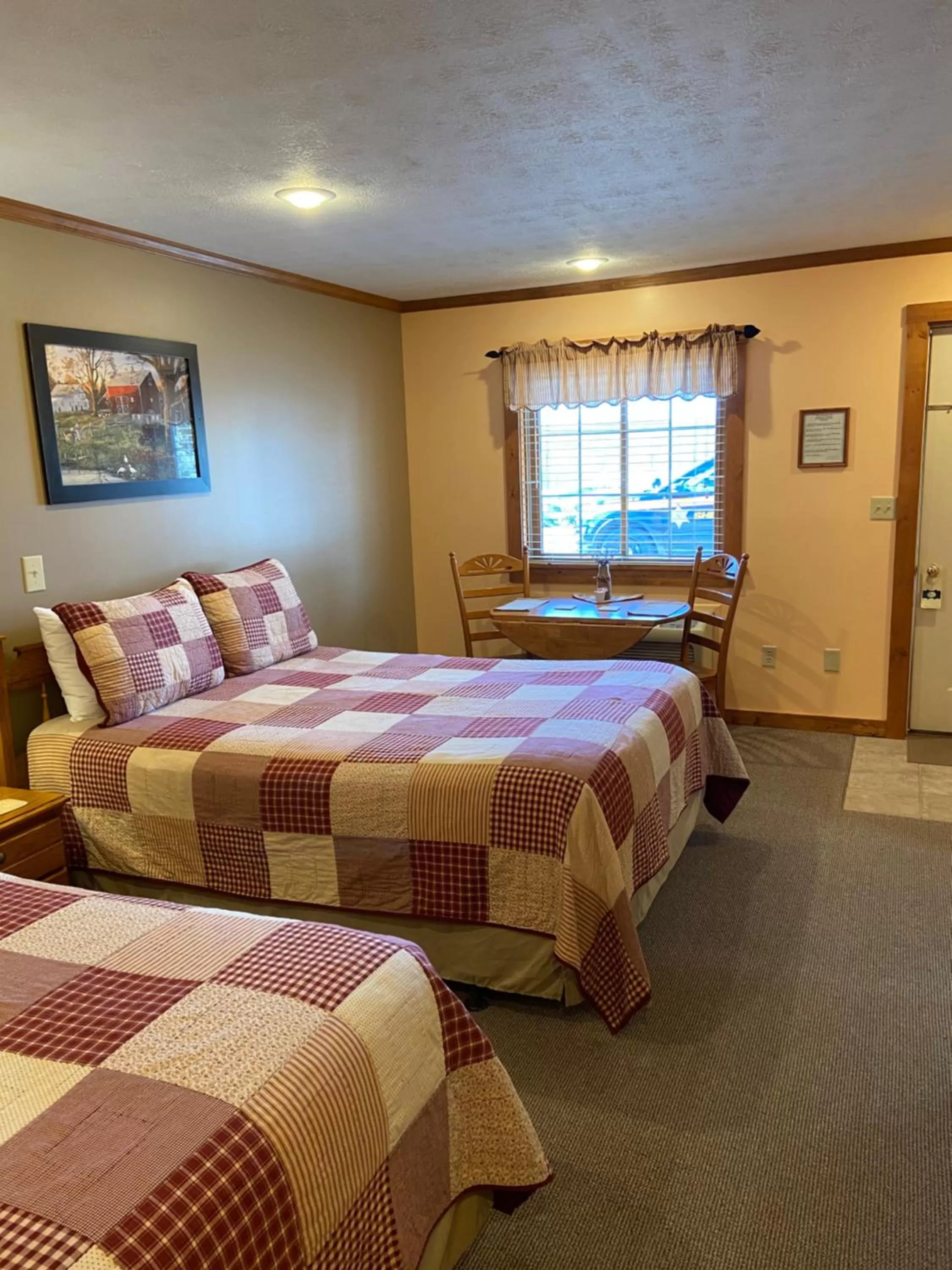 Photo of the whole room, Bed in The Garrett Inn