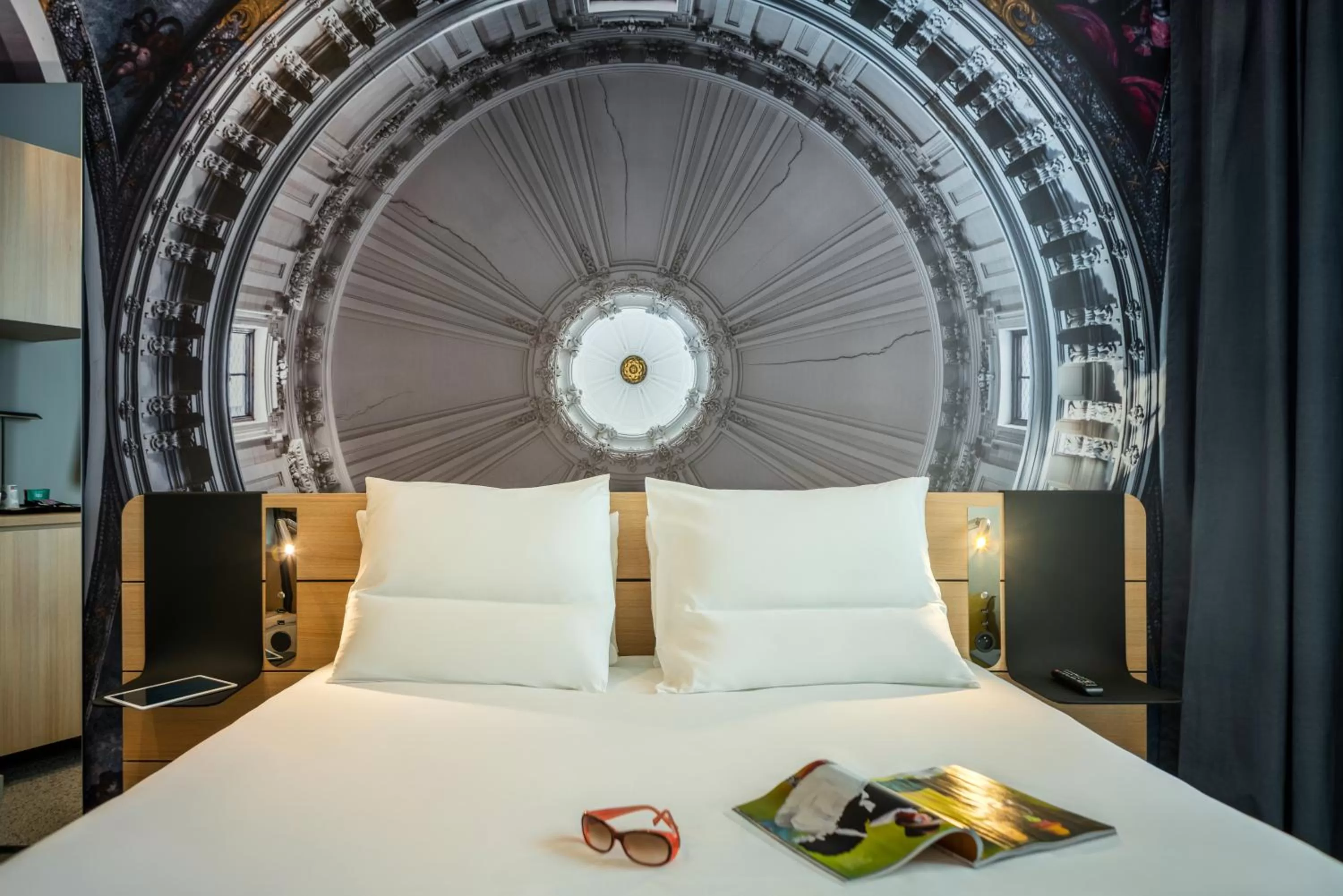 Bed in Novotel Paris 20 Belleville