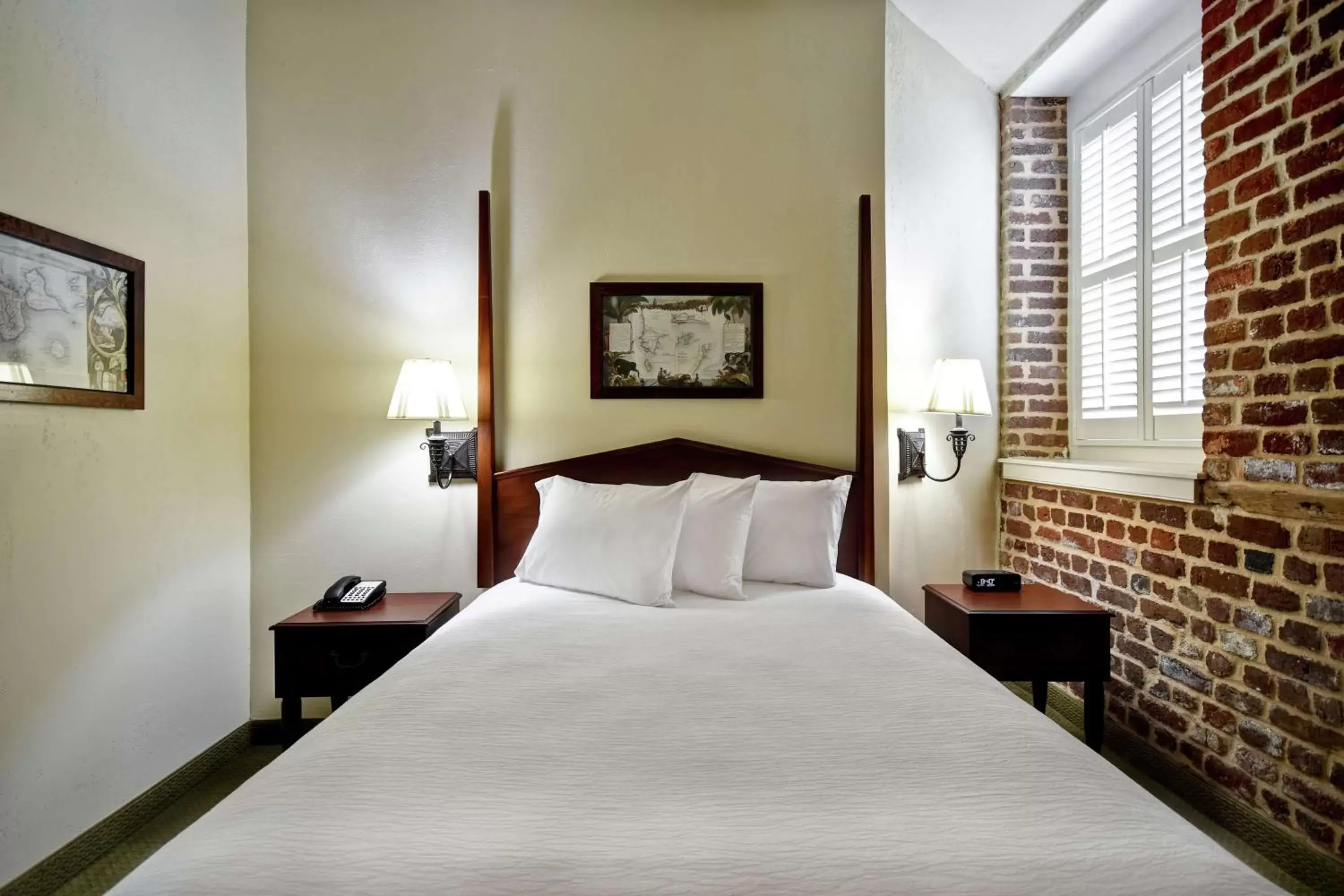 Bed in Embassy Suites Charleston - Historic District
