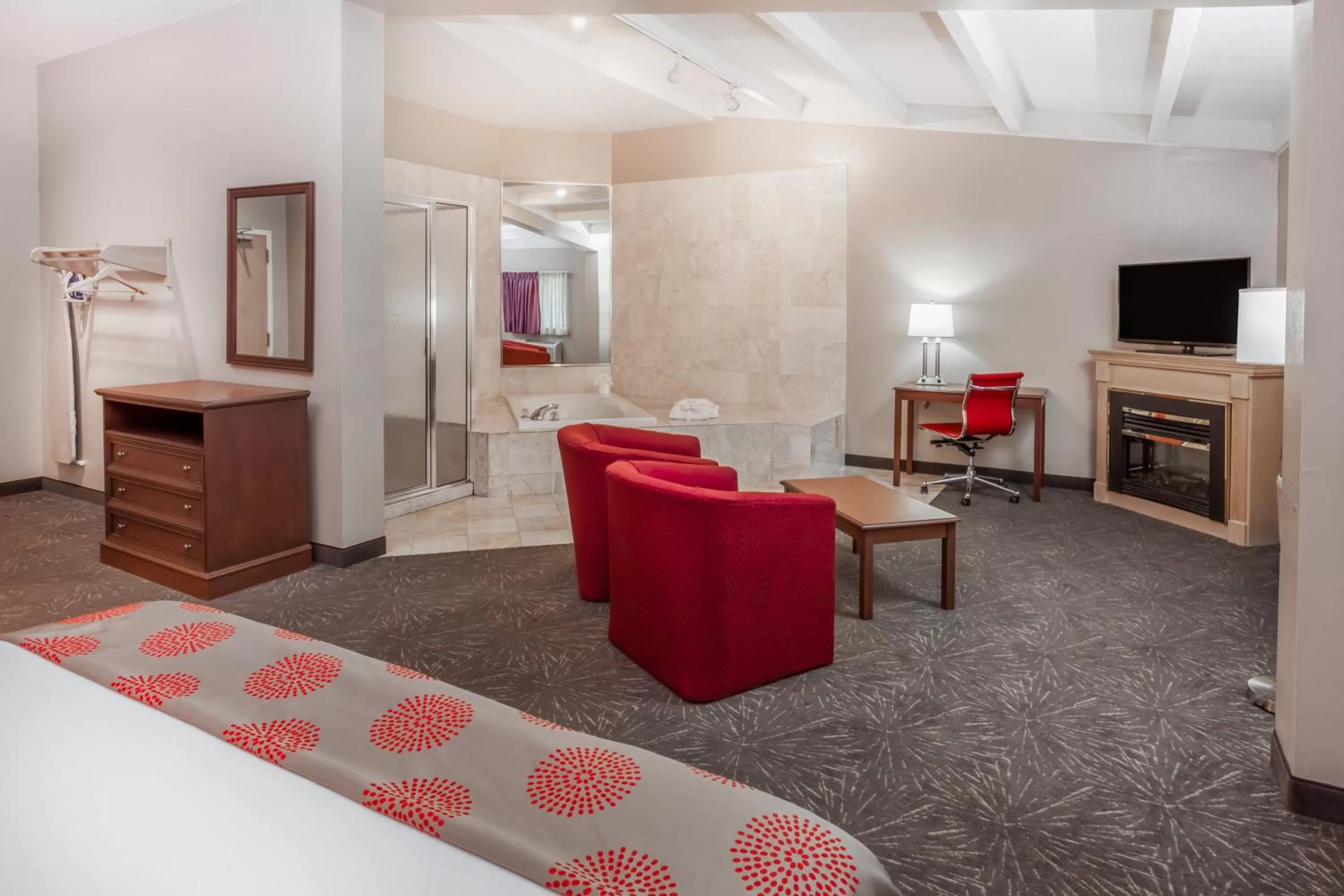 Bed in Ramada by Wyndham Hammond Hotel & Conference Center