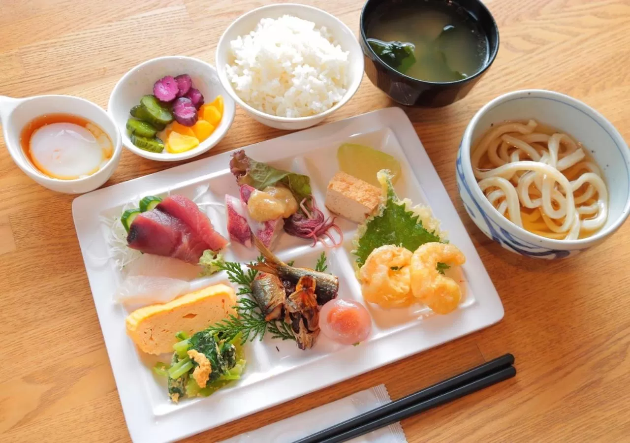 Restaurant/places to eat in APA Hotel Matsuyamajo Nishi