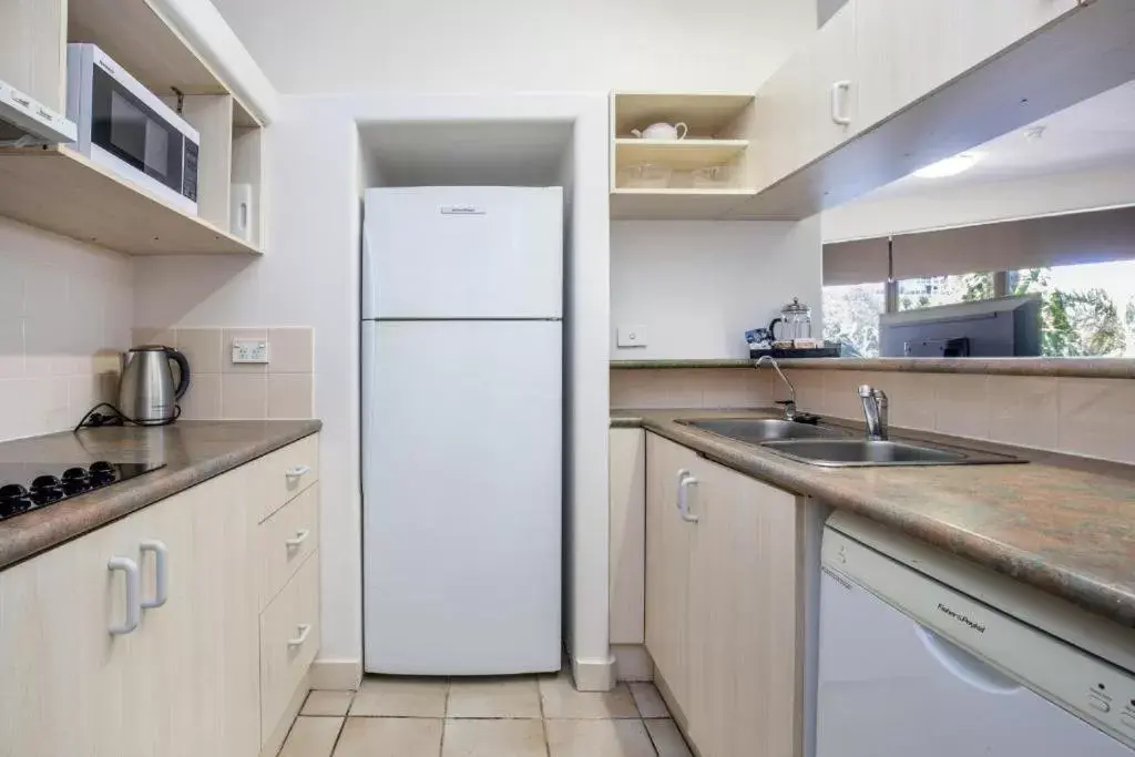 Kitchen/Kitchenette in Tiki Hotel Apartments Surfers Paradise