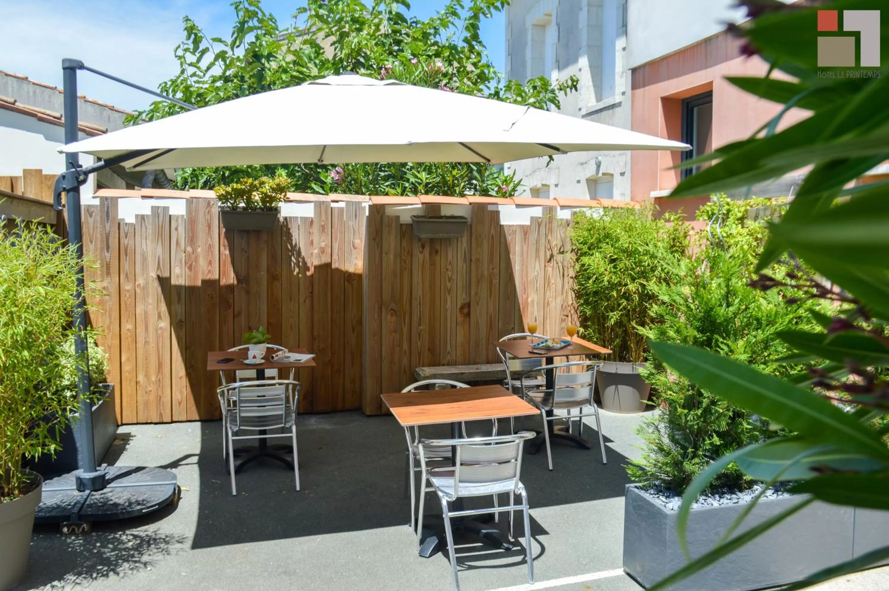 Patio in Hôtel Le Printemps