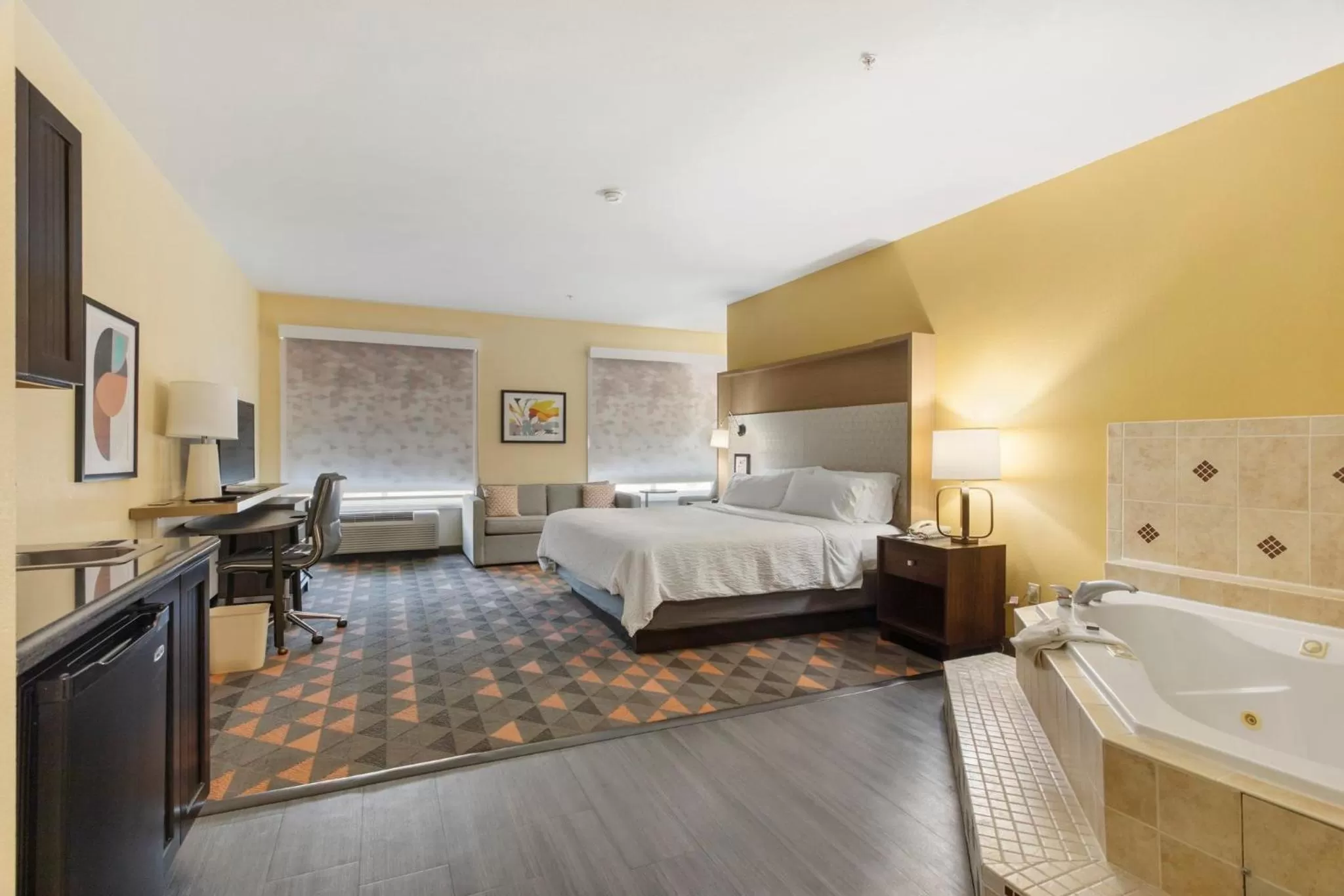 Photo of the whole room, Bed in Holiday Inn Hotel & Suites Waco Northwest by IHG