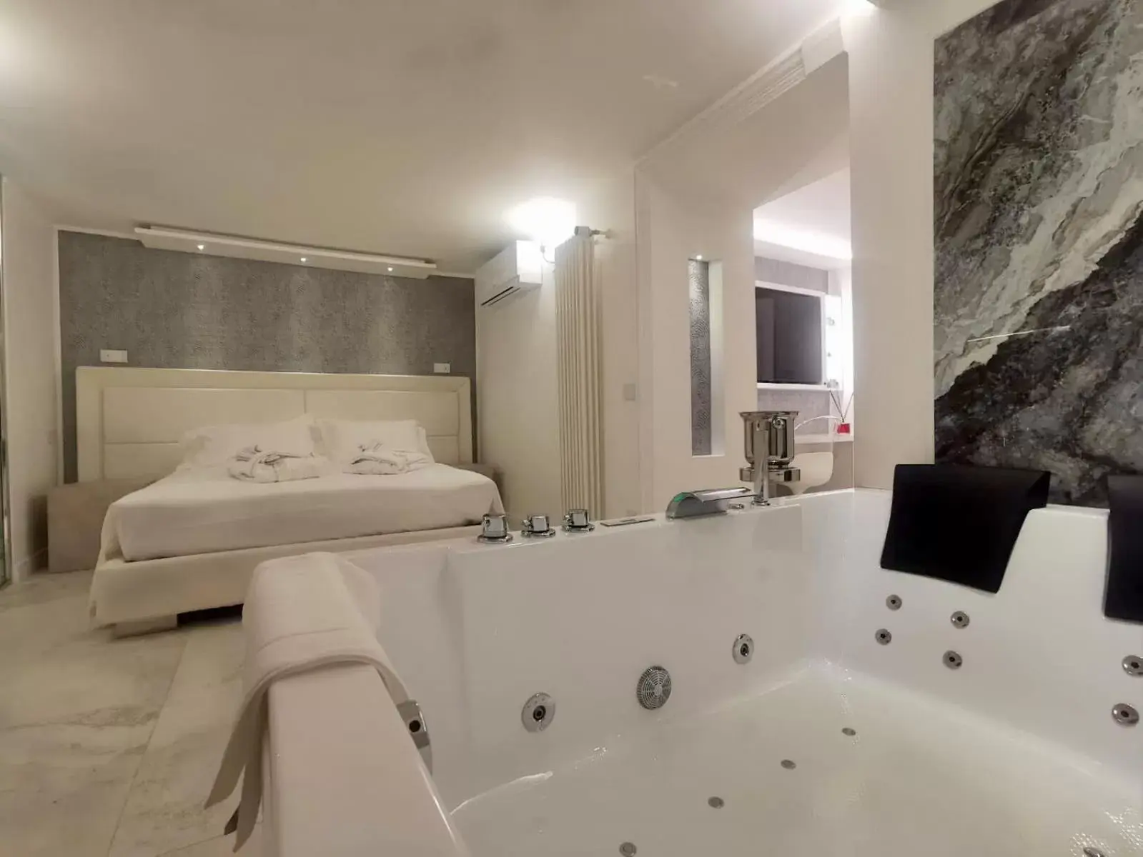Bed, Bathroom in Domus De Cinti