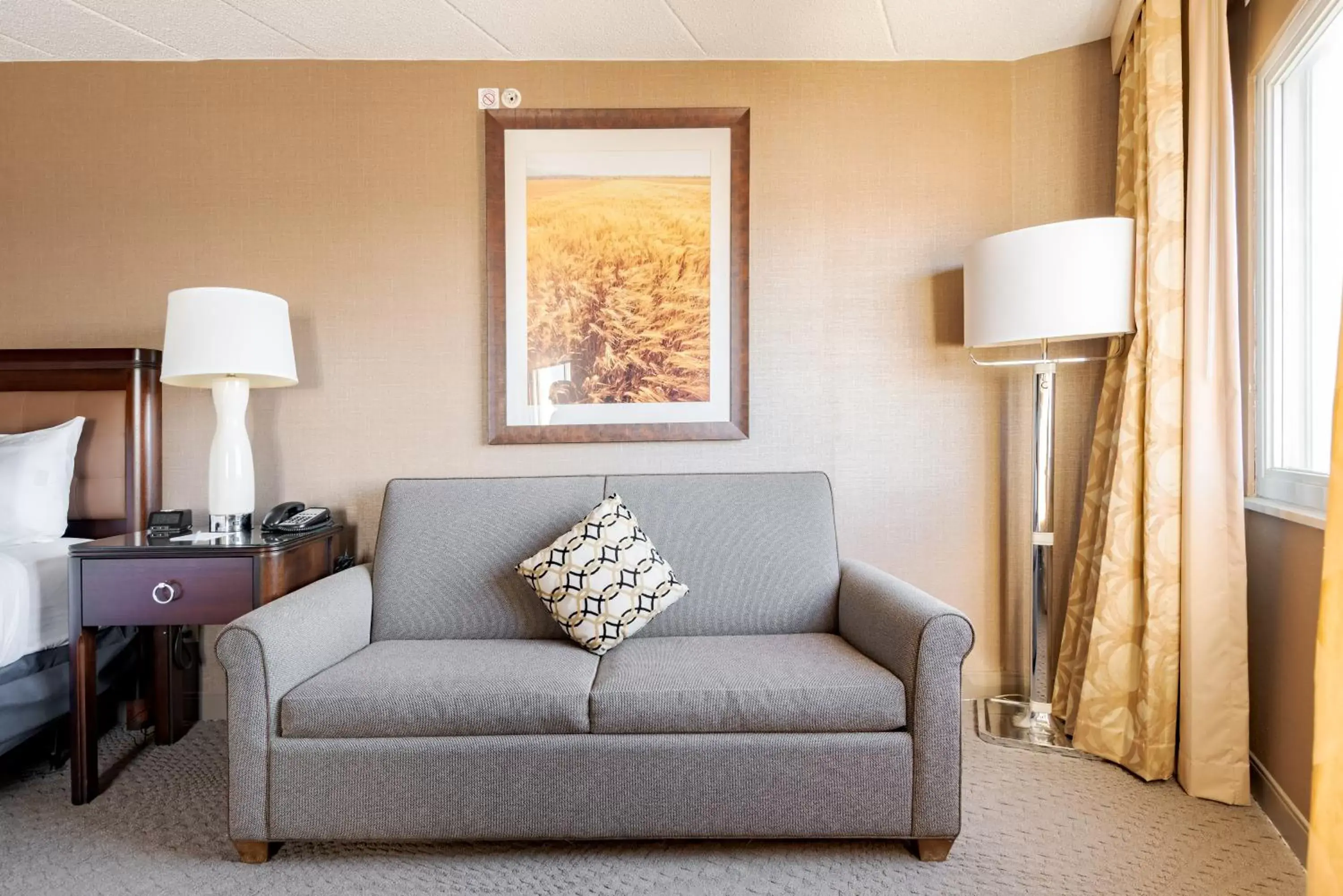 Photo of the whole room, Seating Area in Wyndham Omaha Hotel - West Dodge