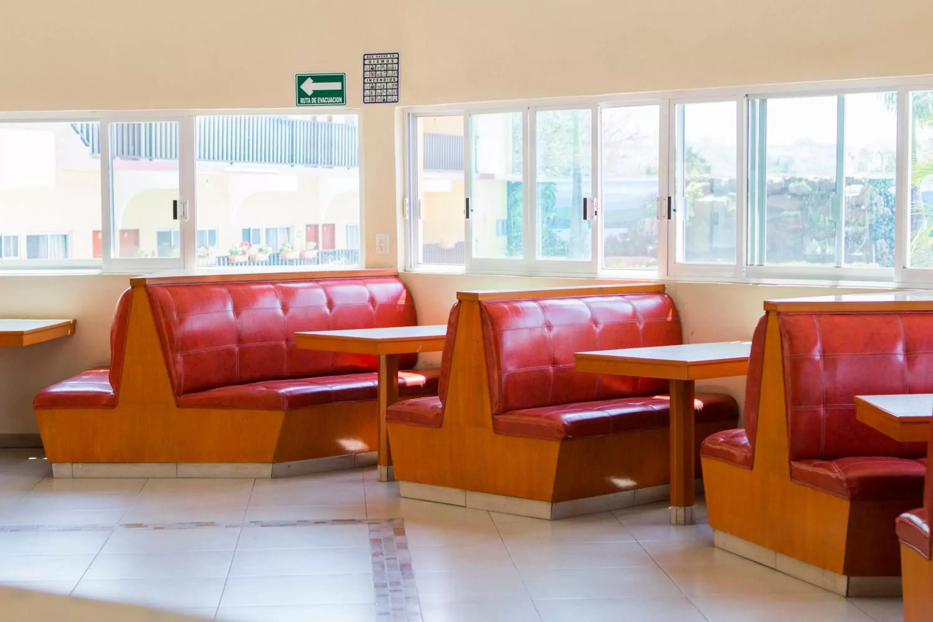 Restaurant/places to eat, Seating Area in Hotel Kazmay