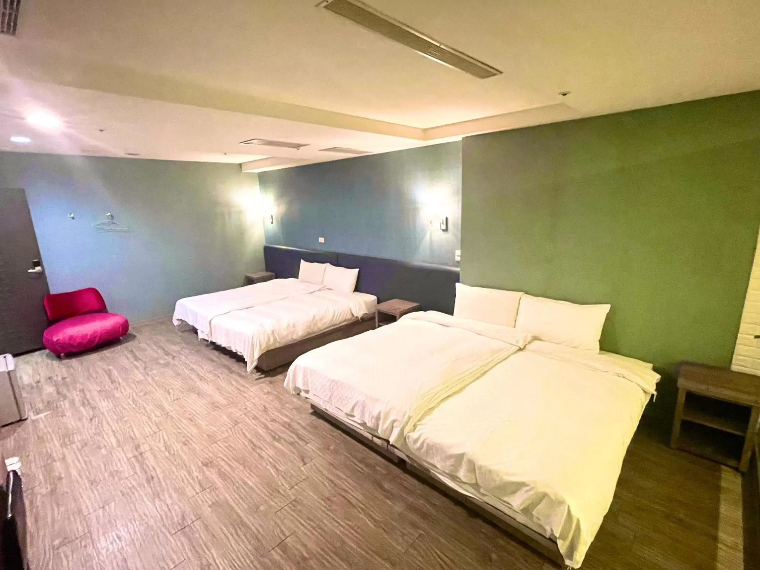 Photo of the whole room, Bed in Walker Hotel - Zhengyi