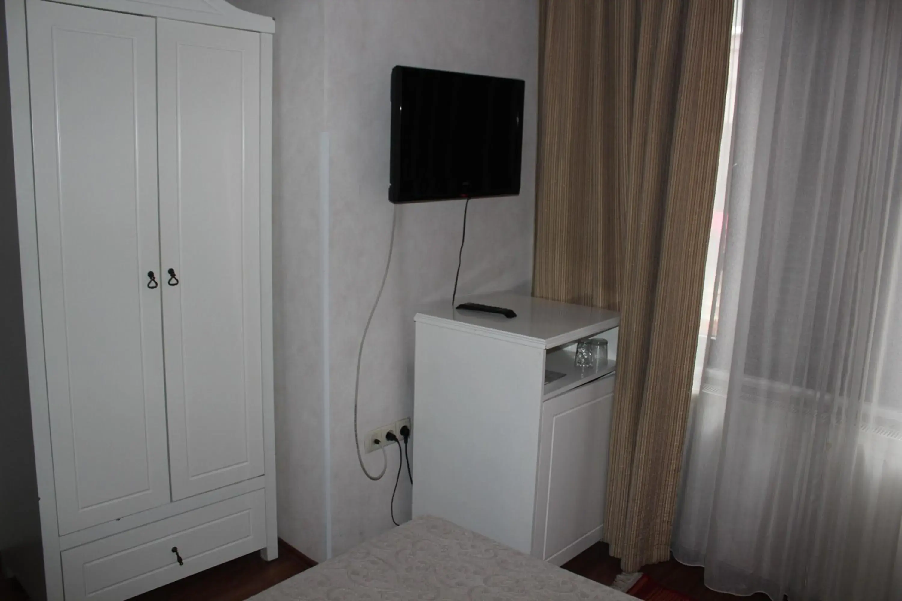 Bedroom, TV/Entertainment Center in Asmali Hotel