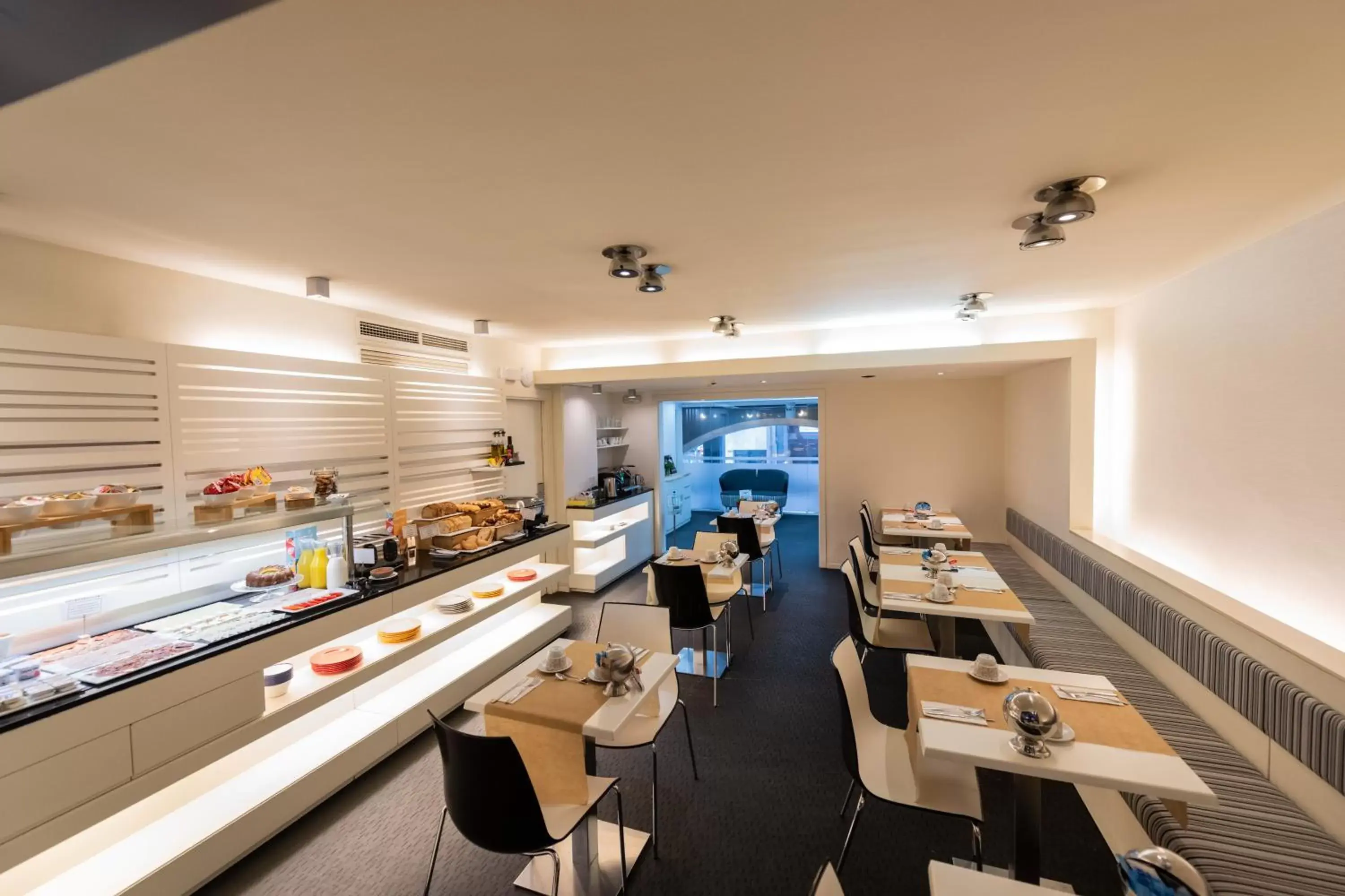 Restaurant/Places to Eat in Atenea Rekord Suites