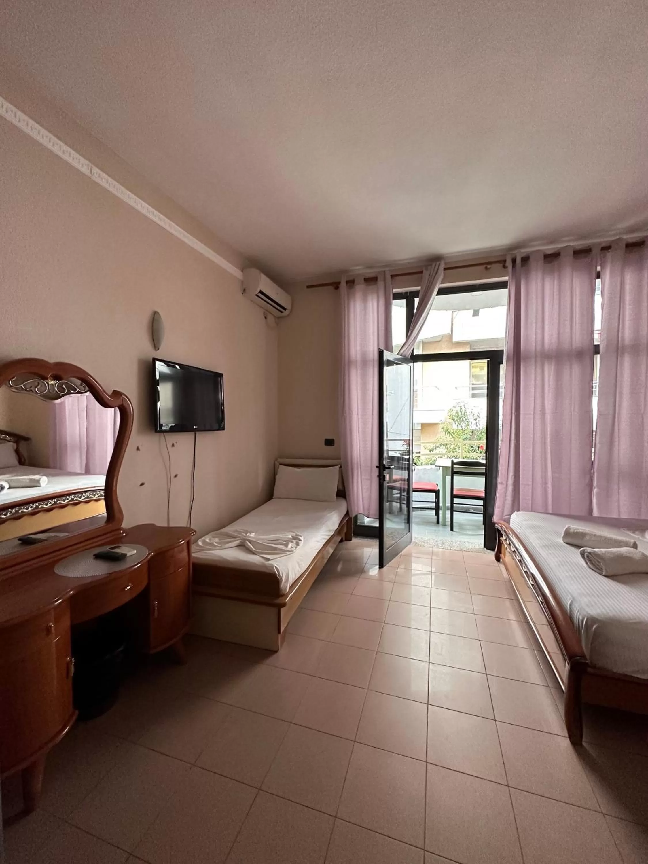 Communal lounge/ TV room in Seashell Beach Rooms