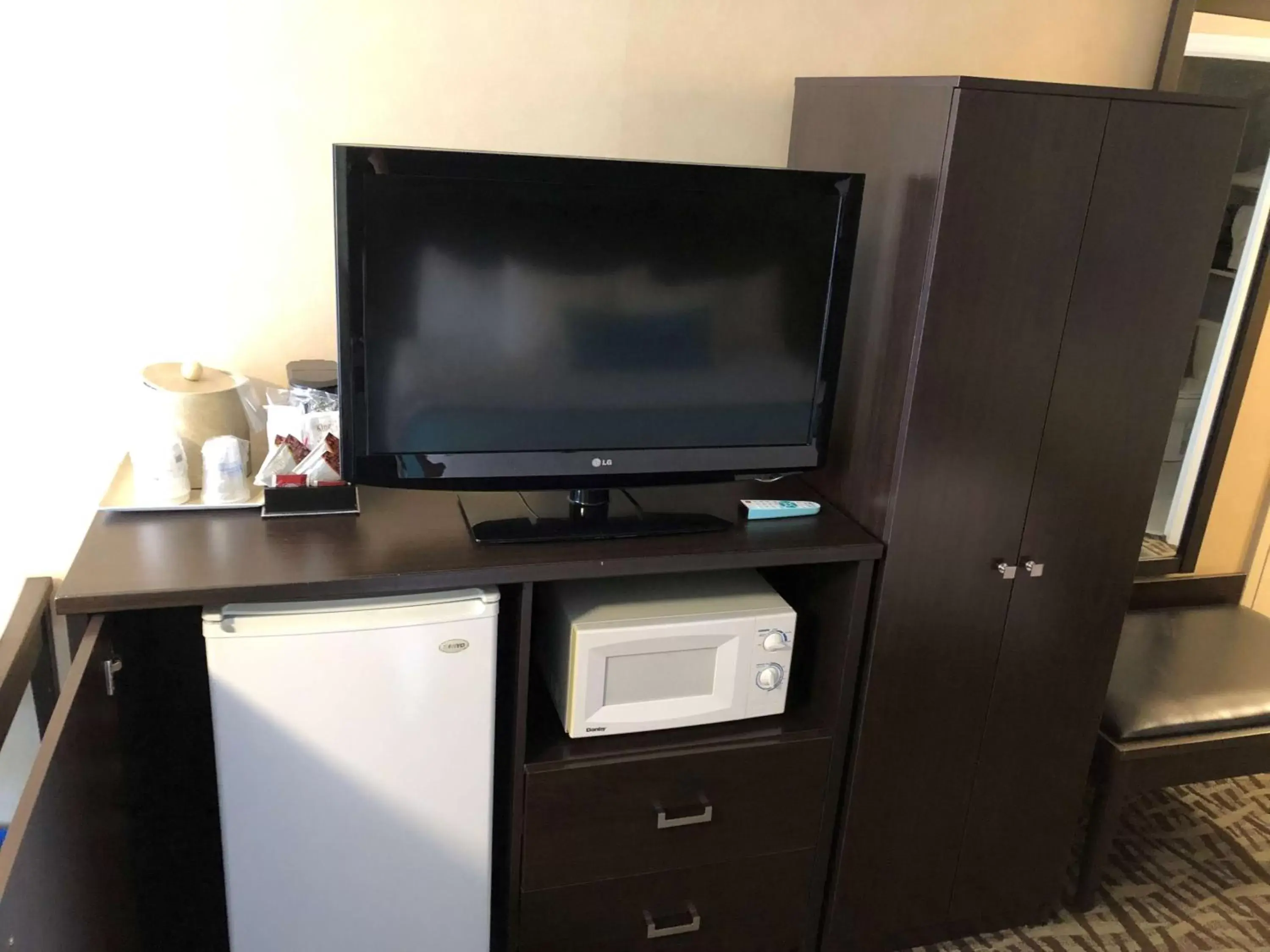 Photo of the whole room, TV/Entertainment Center in Best Western Plus Barrie