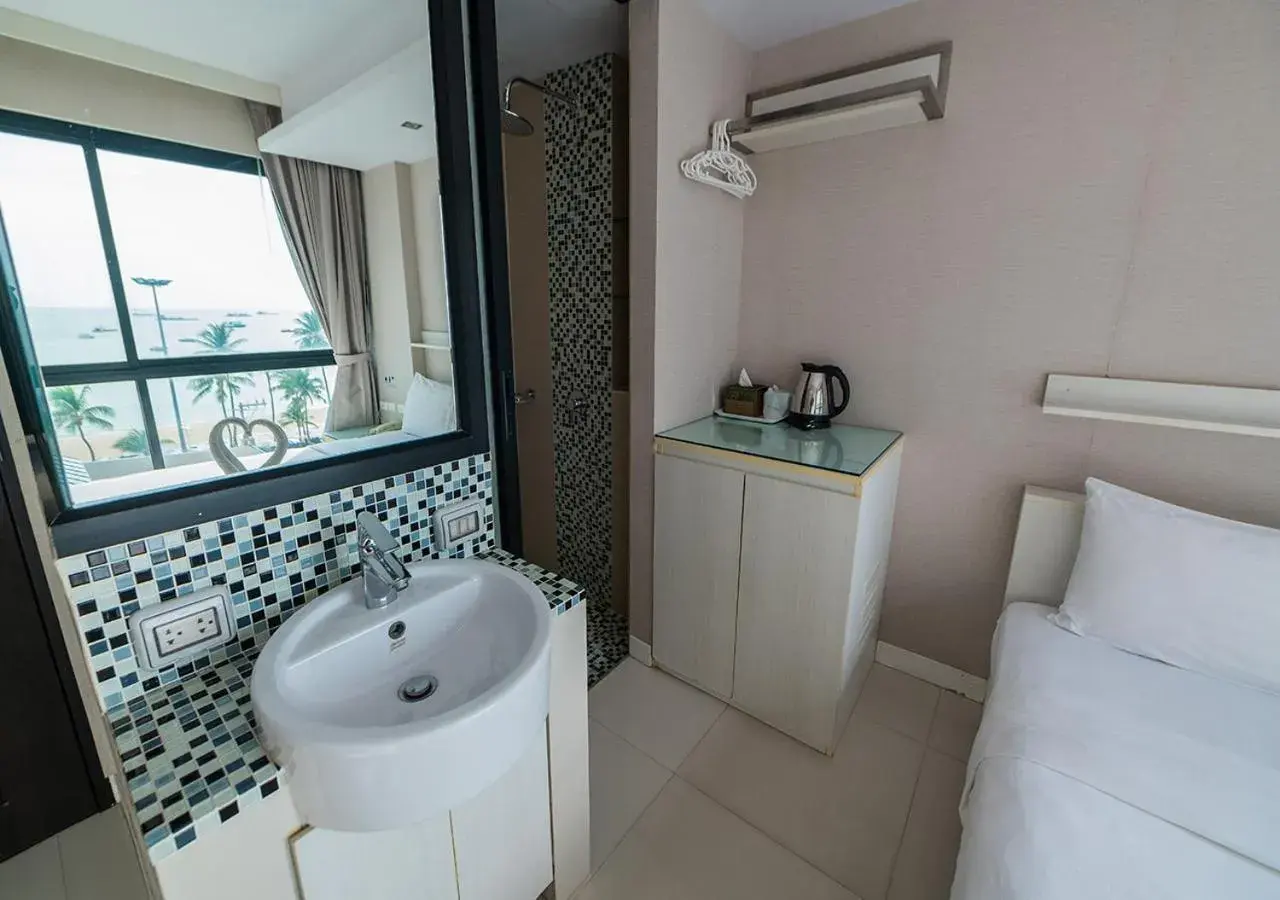 Bathroom in Serenotel Pattaya