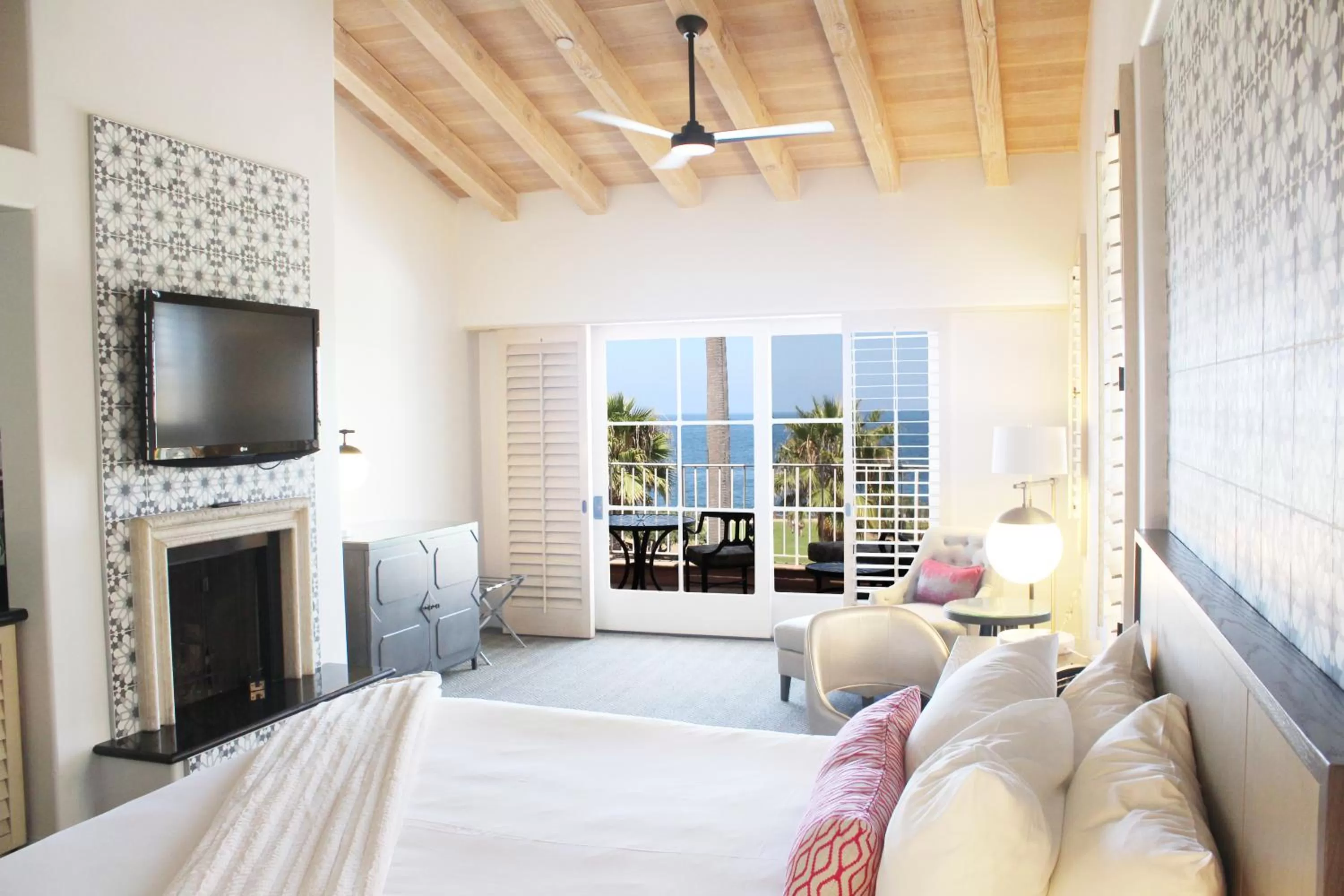 Photo of the whole room, Bed in La Valencia Hotel