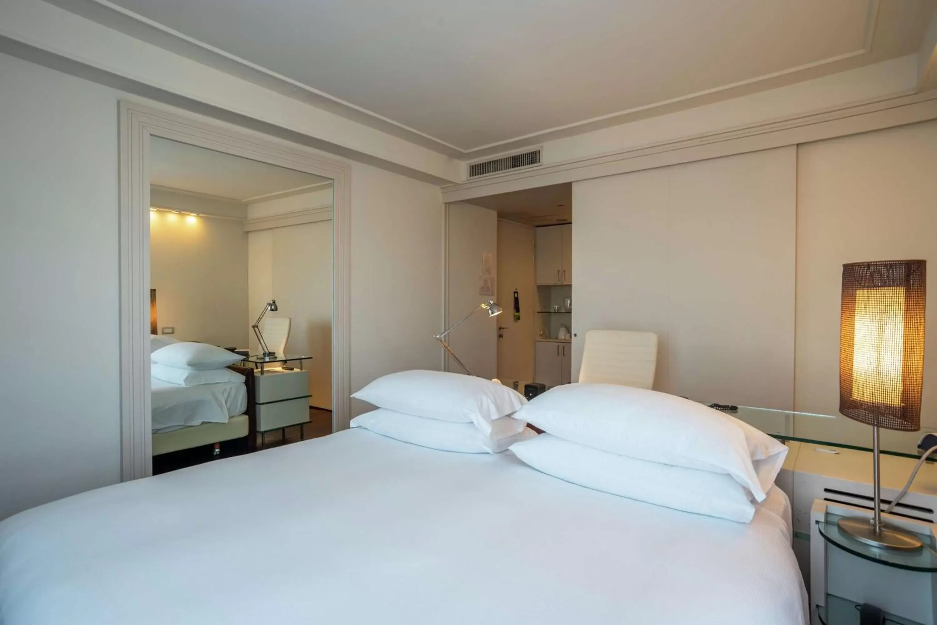 Bedroom, Bed in Hilton Florence Metropole